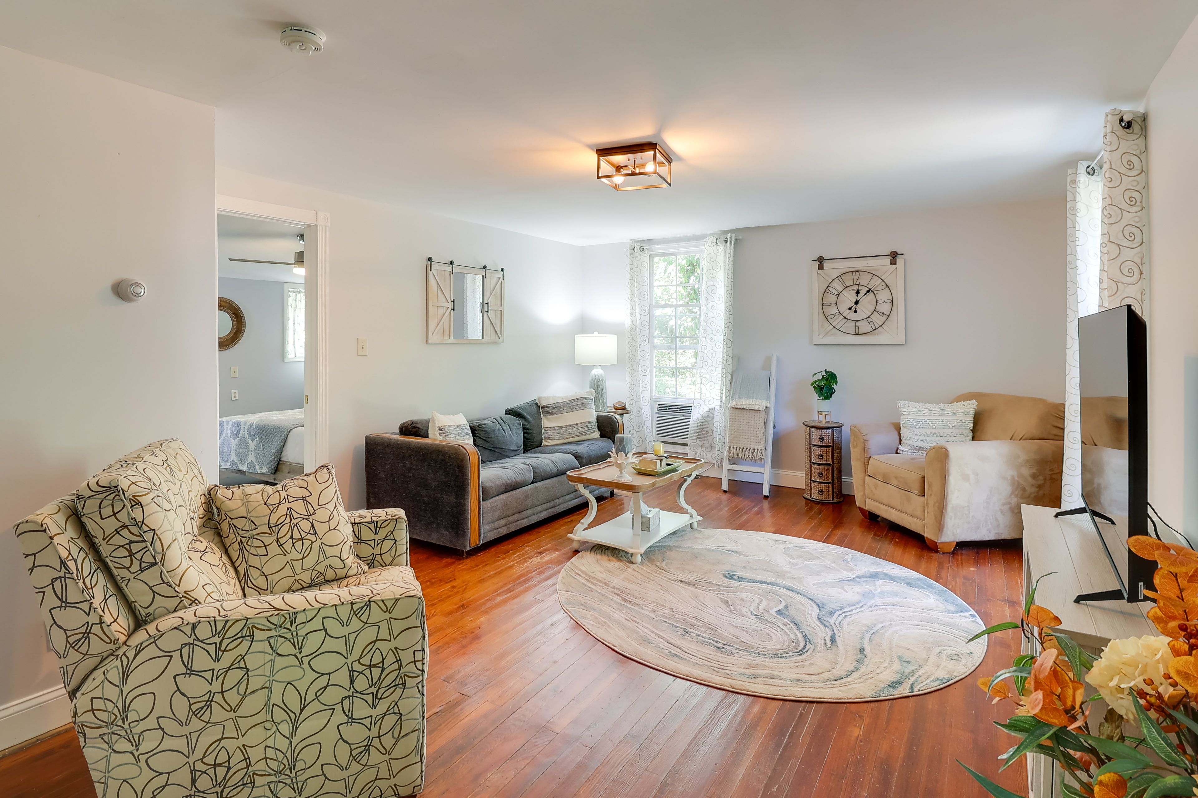 Living Room (Guest House) | Cable/Satellite TV | Electric Fireplace