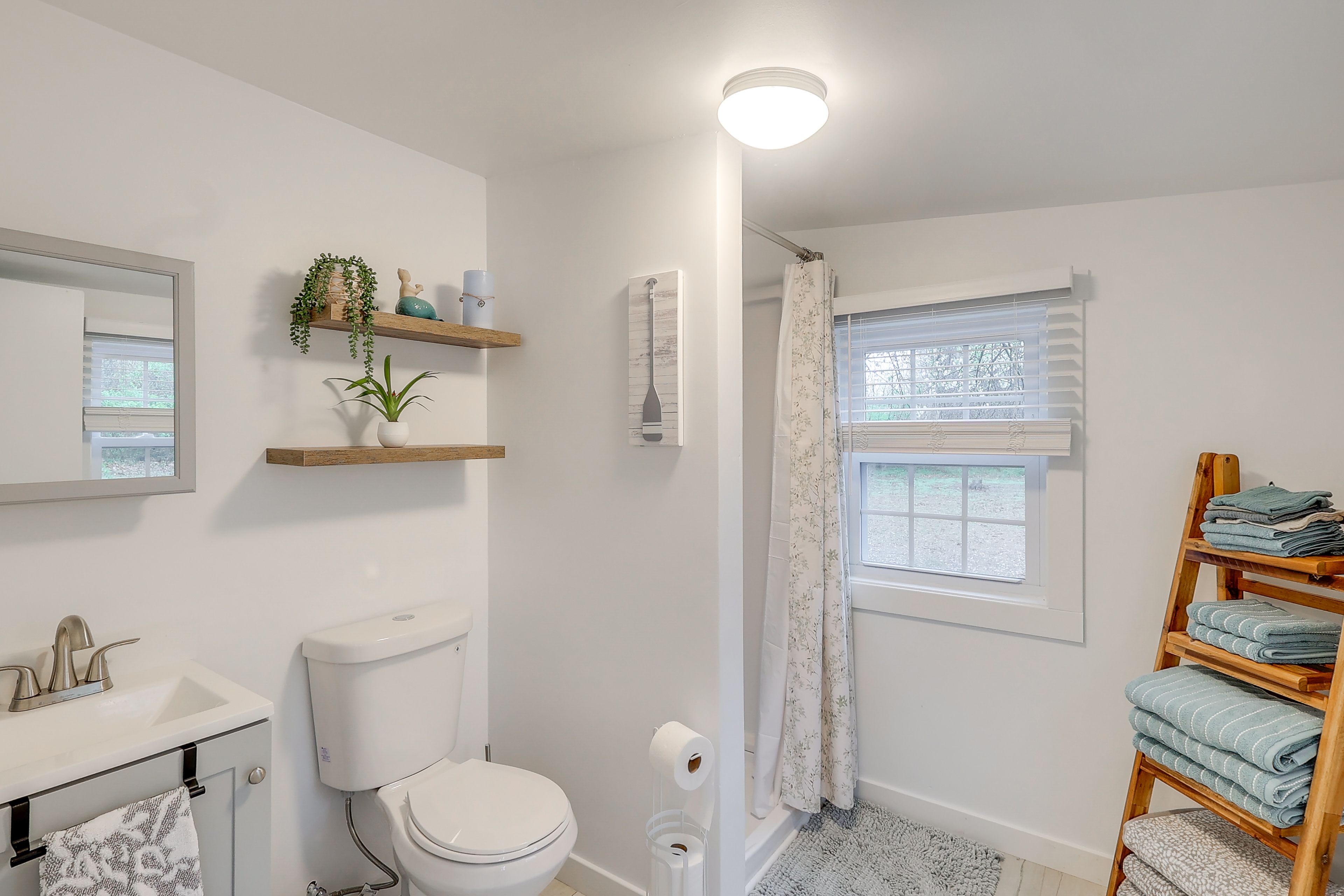 Full Bathroom (Guest House)