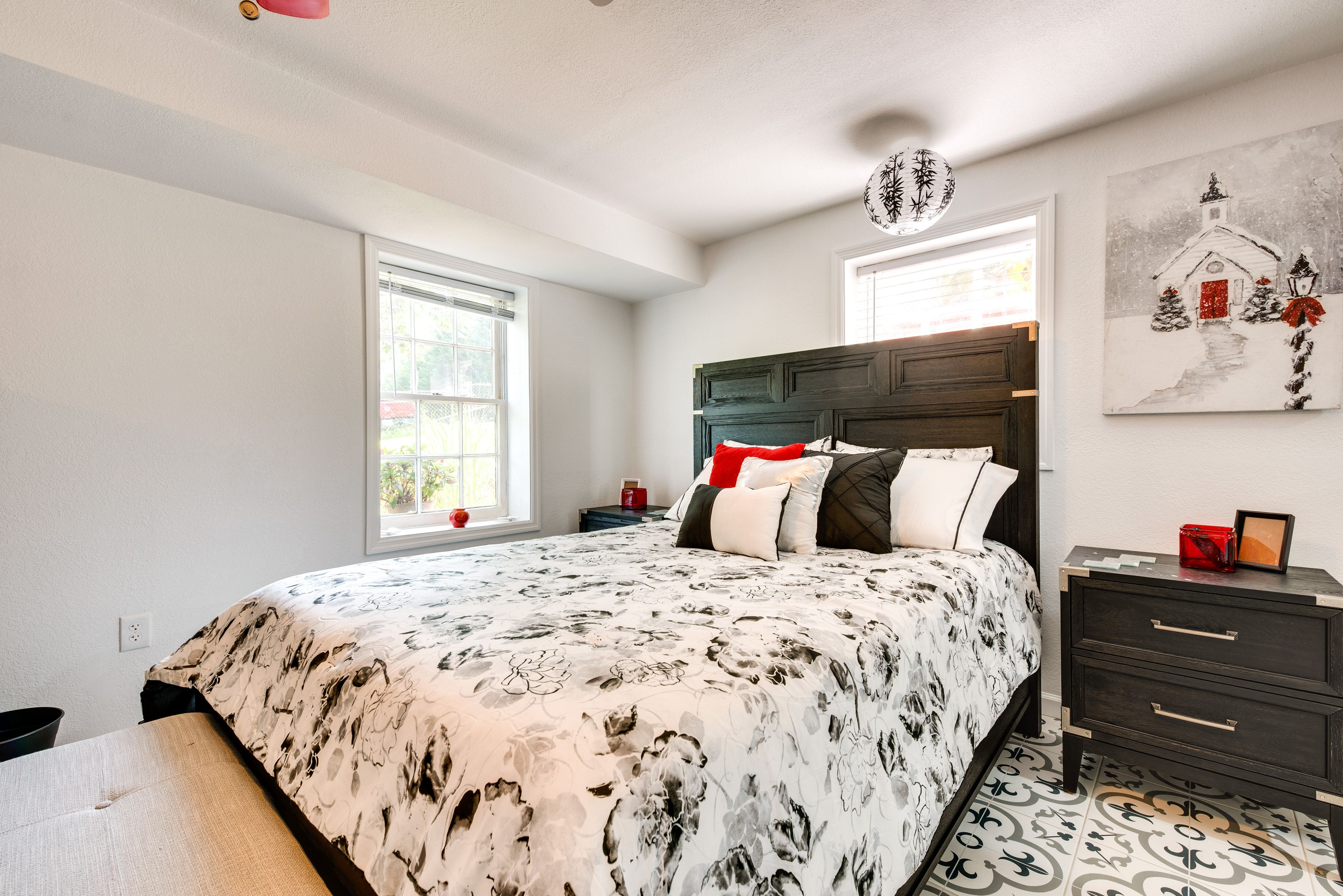 Studio | Queen Bed | Linens Provided