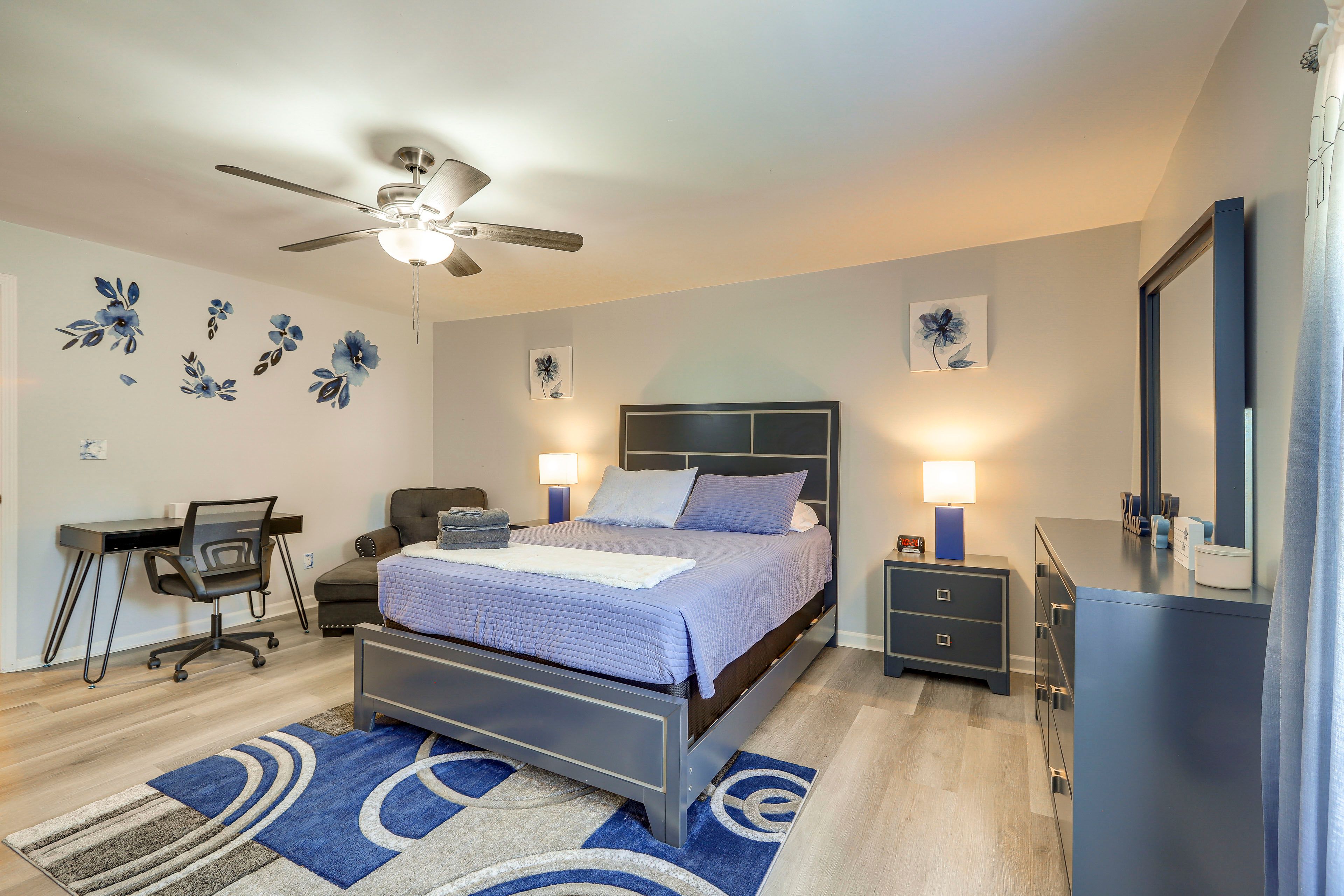 Bedroom | Queen Bed | Smart TV | Desk