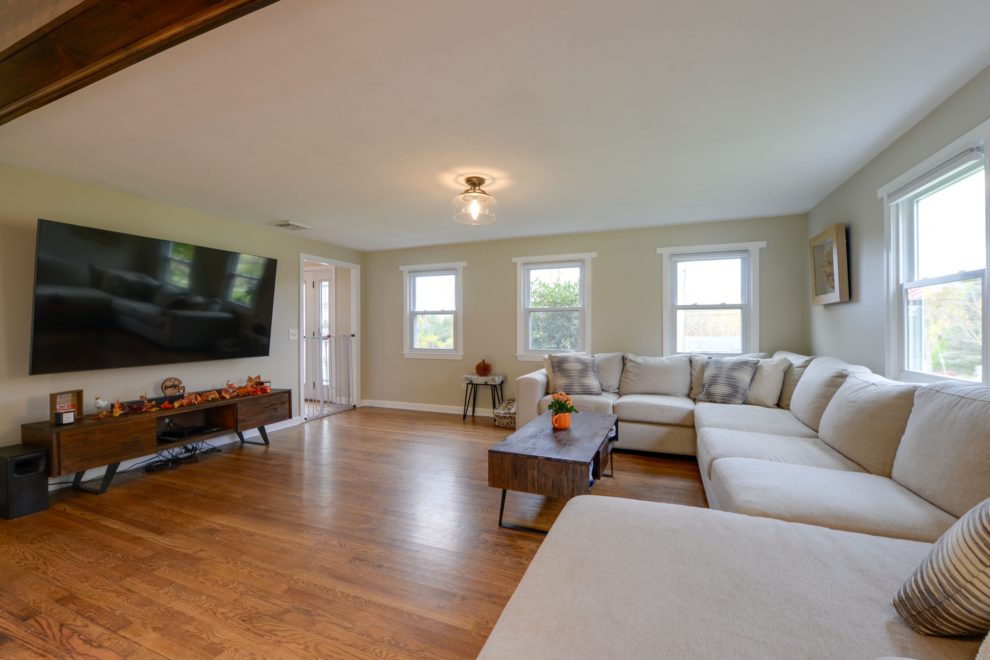 Living Room | 1st Floor | Central Heating & A/C | Smart TV | Free WiFi