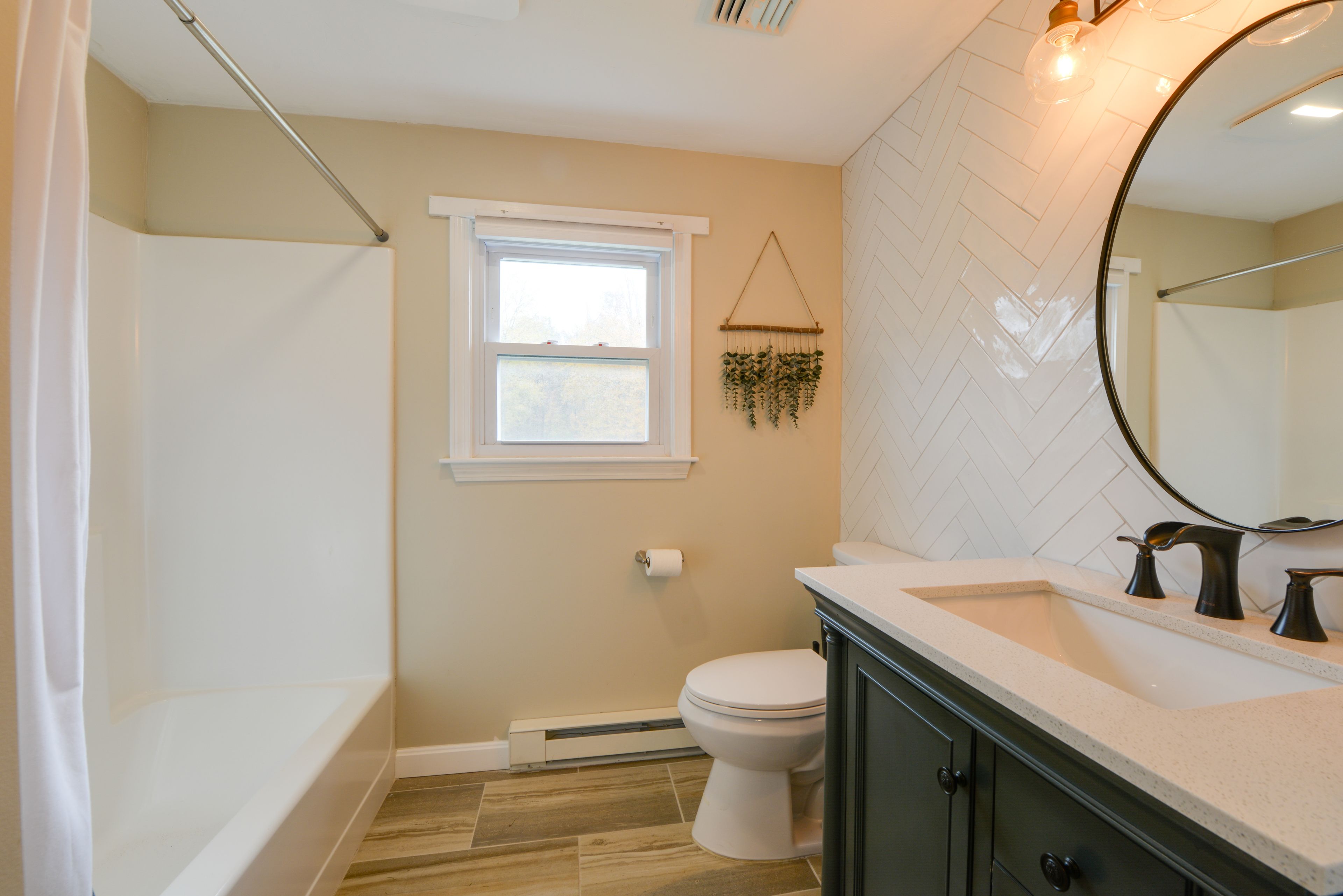 Full Bathroom | 2nd Floor | Towels Provided