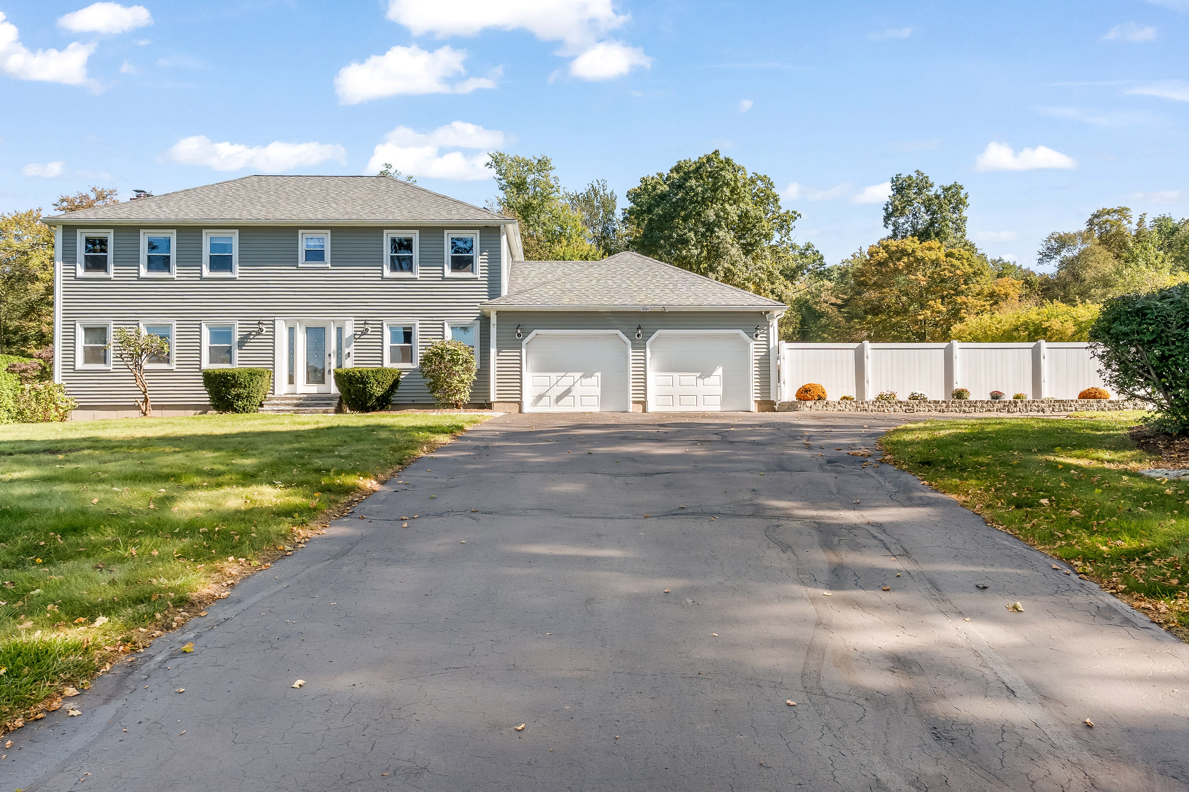 Parking | Driveway (8 Vehicles)