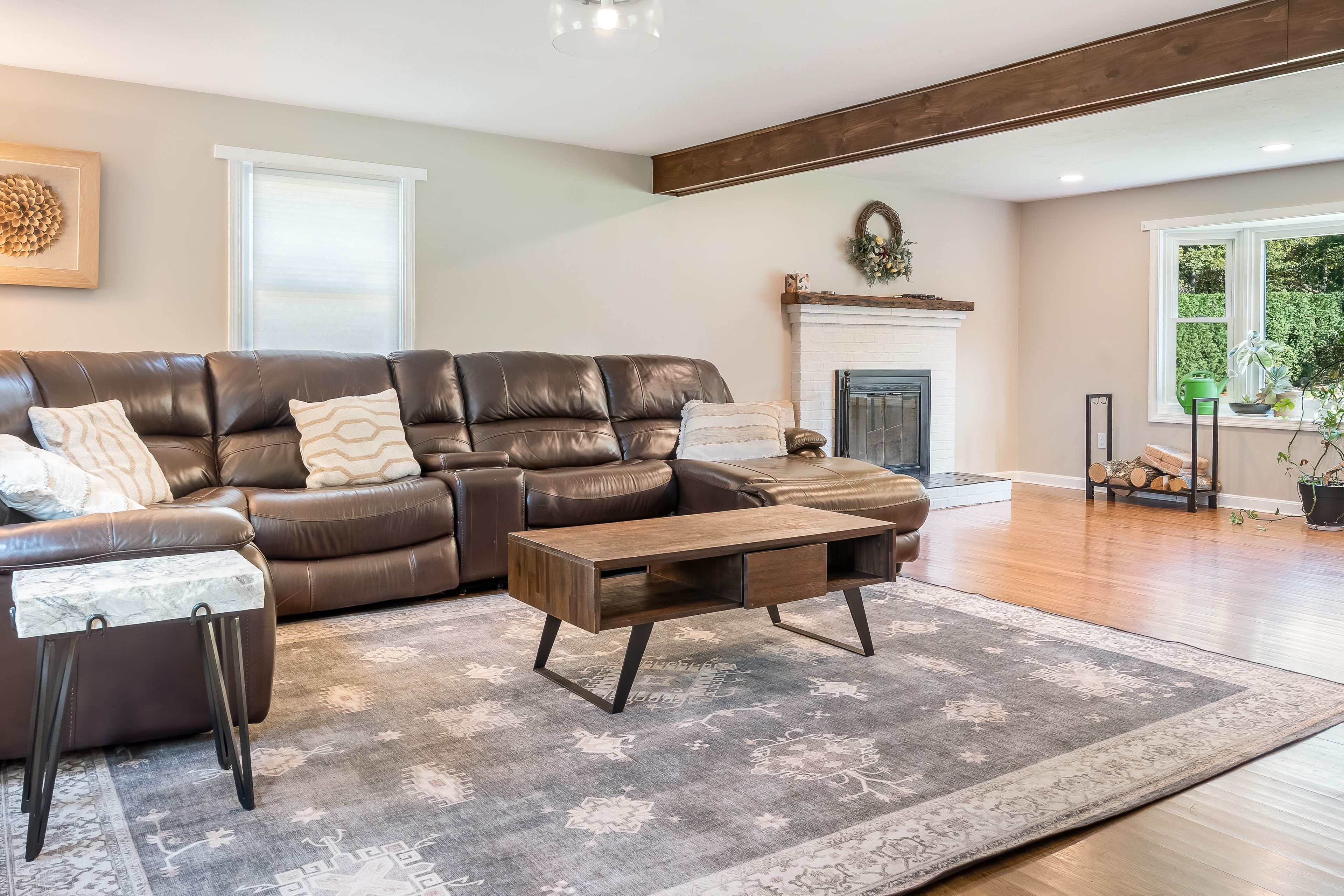 Living Room | 1st Floor | Central Heating & A/C | Smart TV | Free WiFi