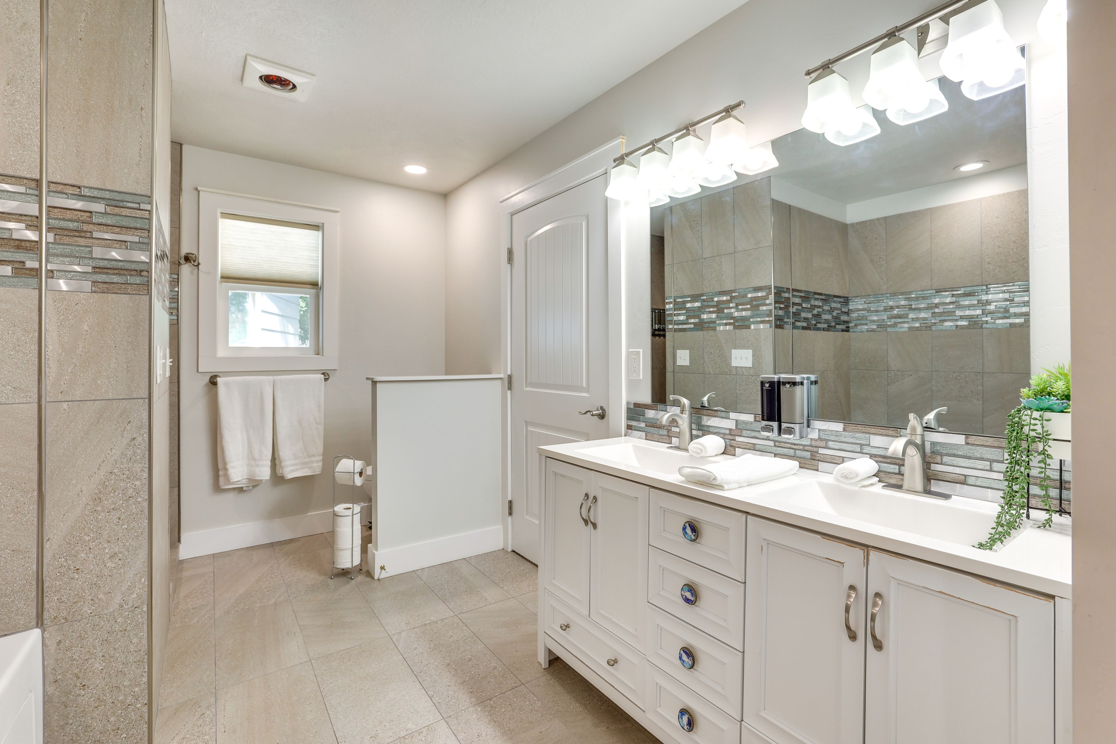 Full Bathroom | Complimentary Toiletries | Jetted Tub