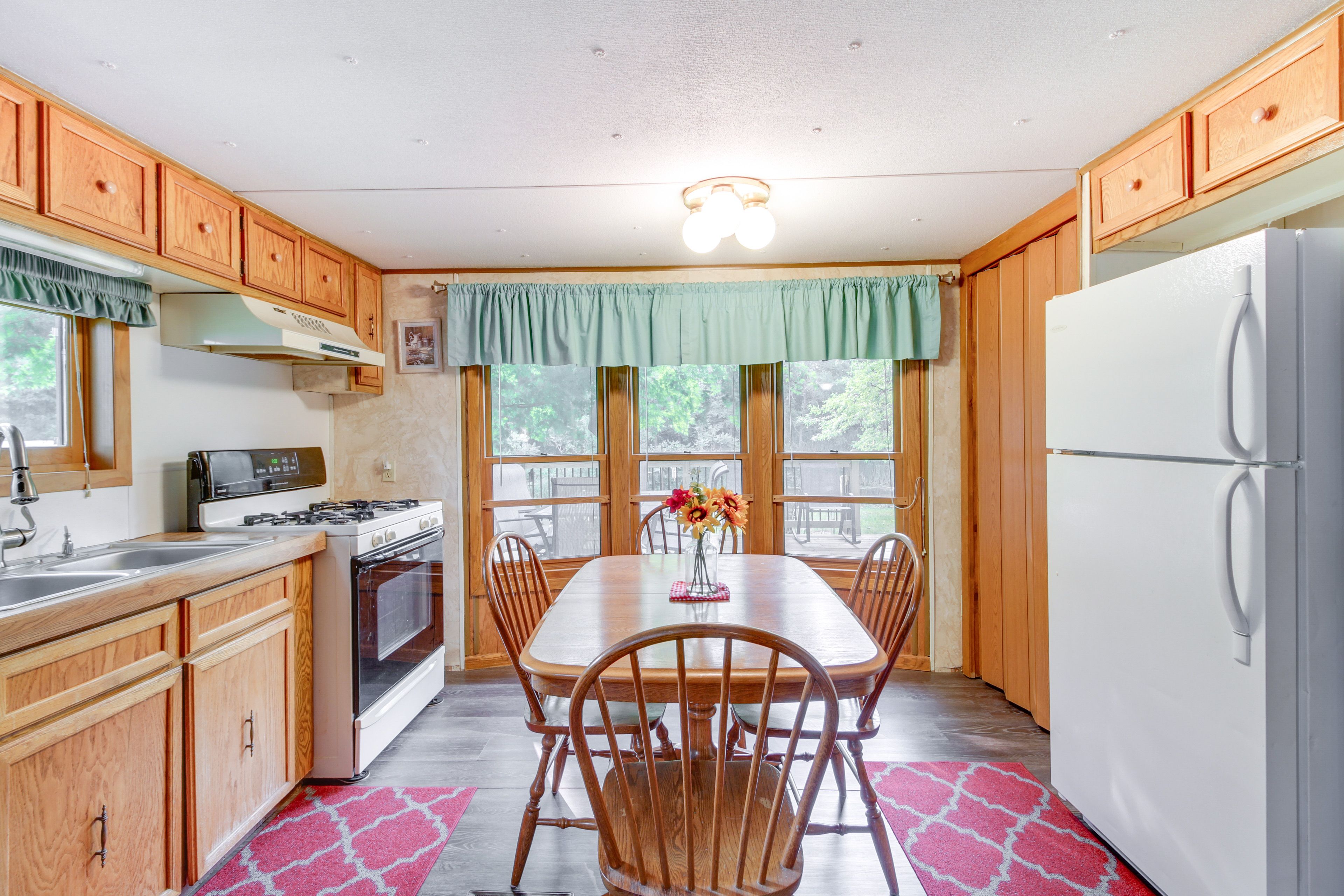 Dining Area | Dishware/Flatware Provided | Free WiFi