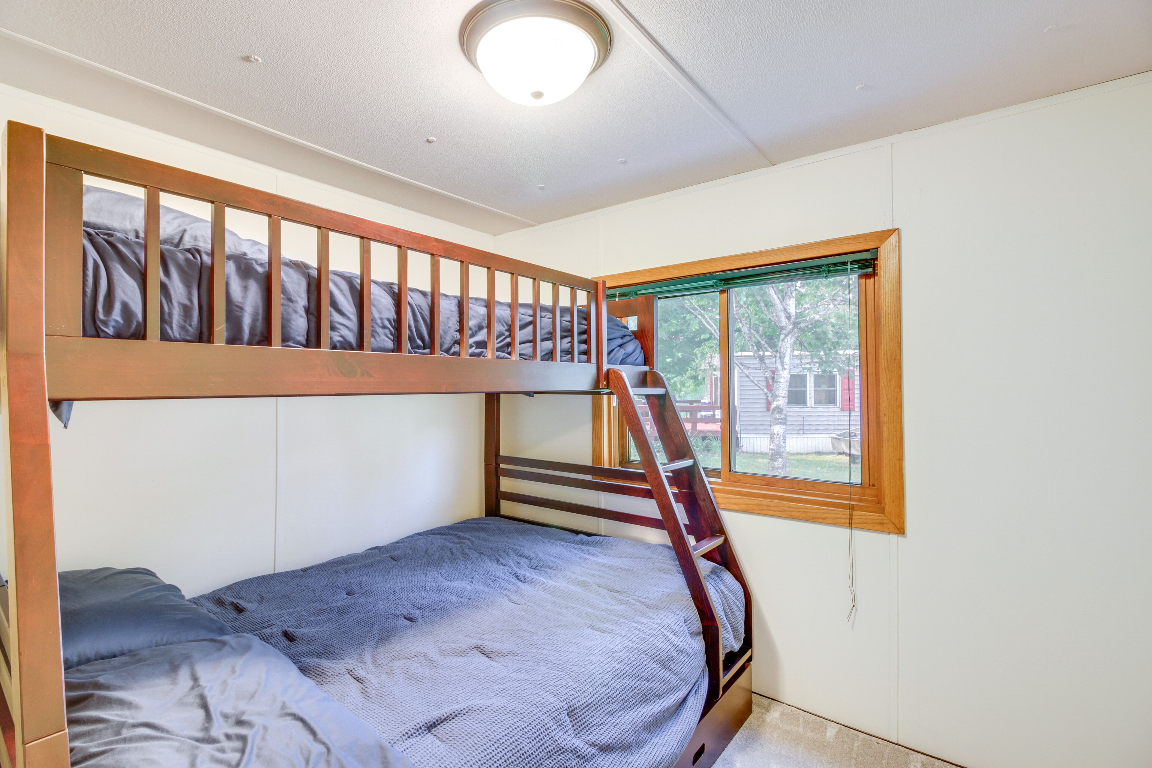 Bedroom 2 | Twin/Full Bunk Bed