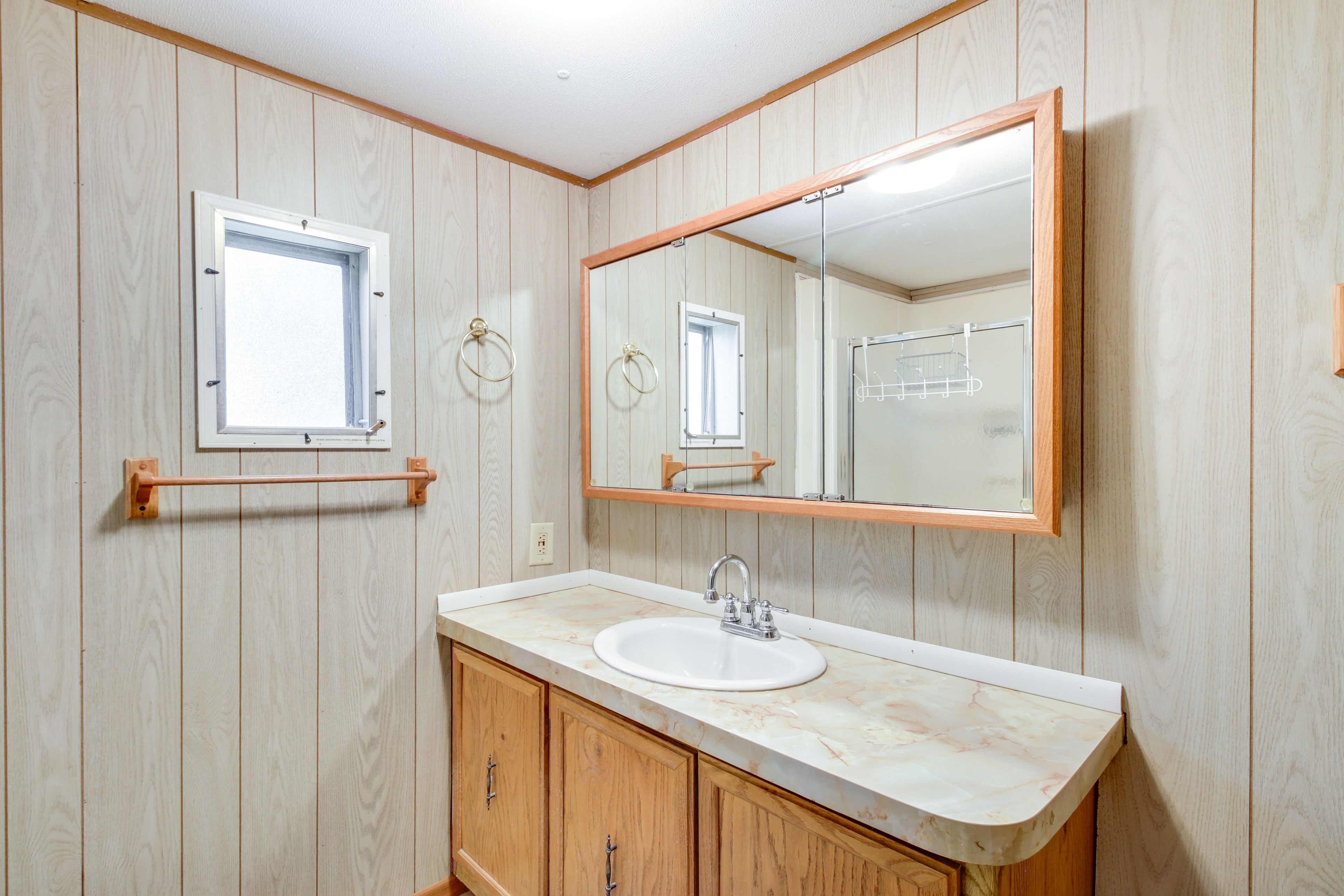 Full Bathroom | Shower | Towels Provided | Complimentary Toiletries