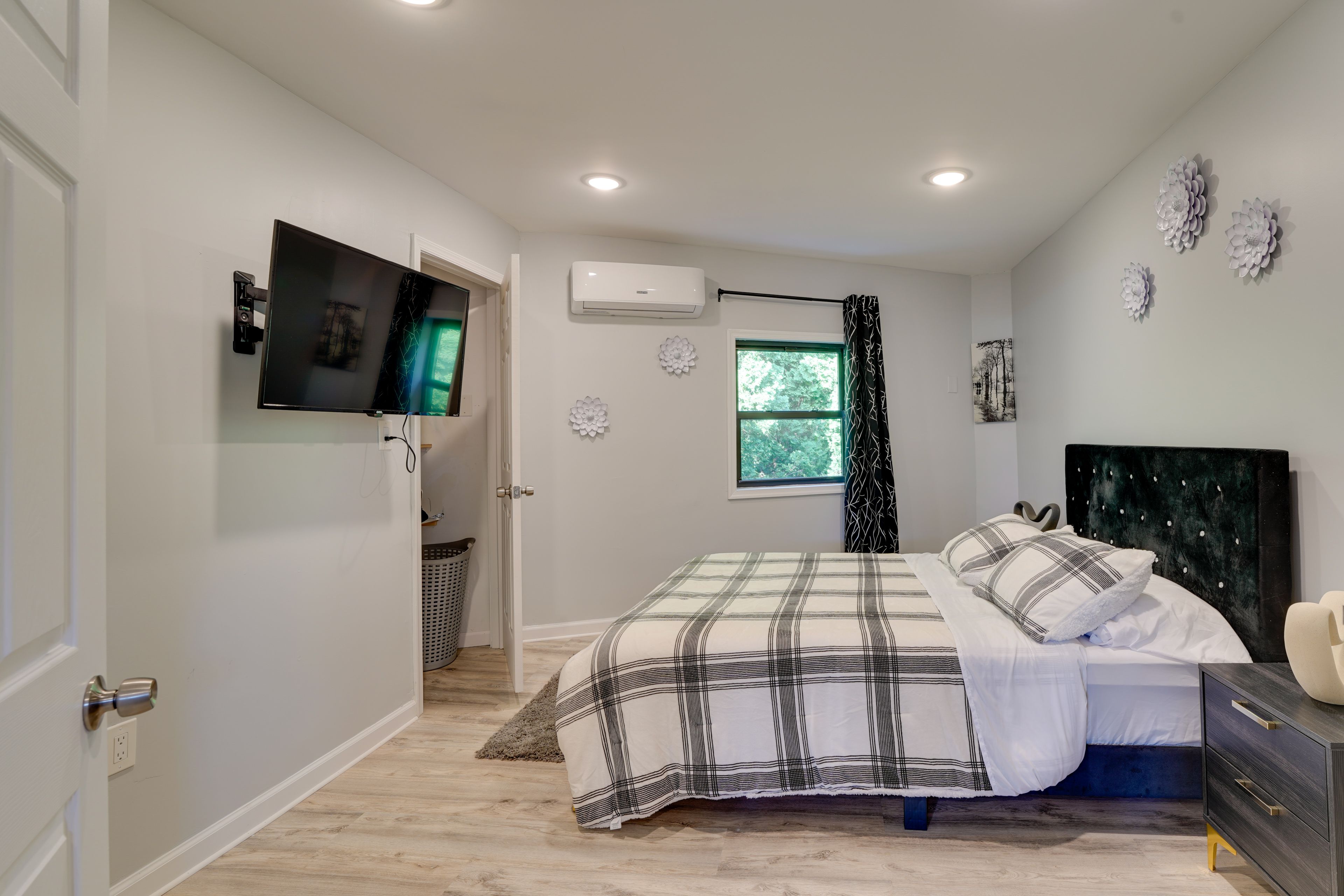 Bedroom 1 | Queen Bed | Smart TV w/ Cable