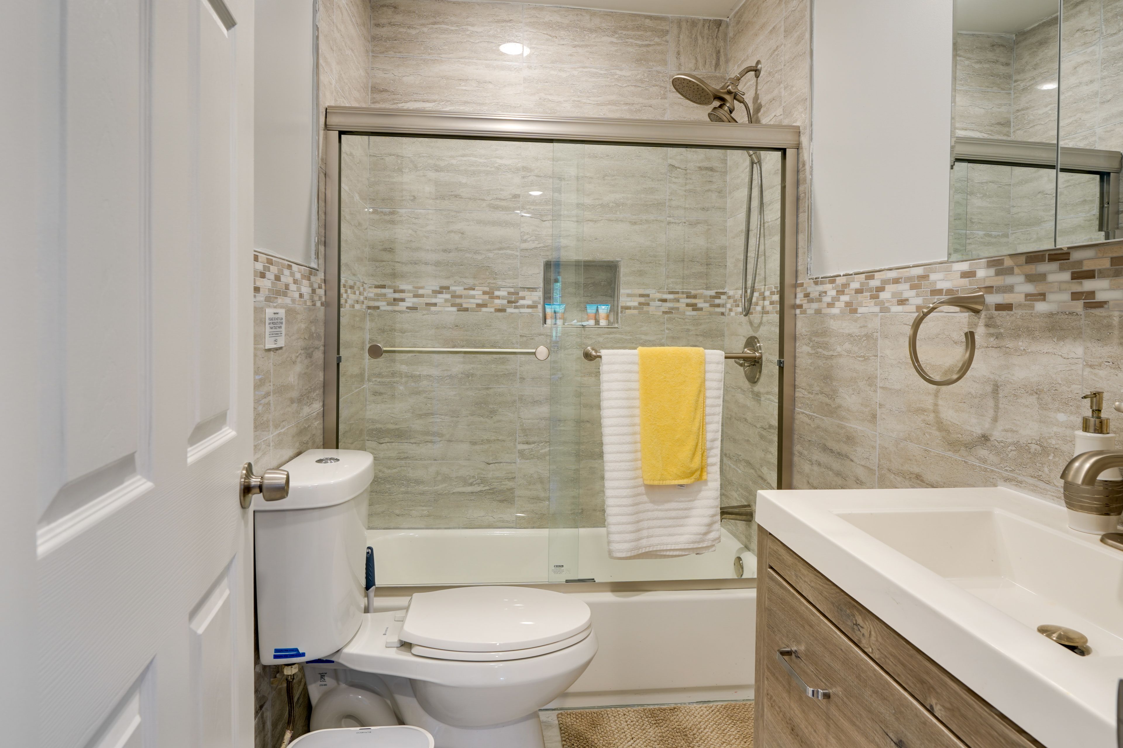 Full Bathroom | Complimentary Toiletries | Hair Dryer | Towels Provided