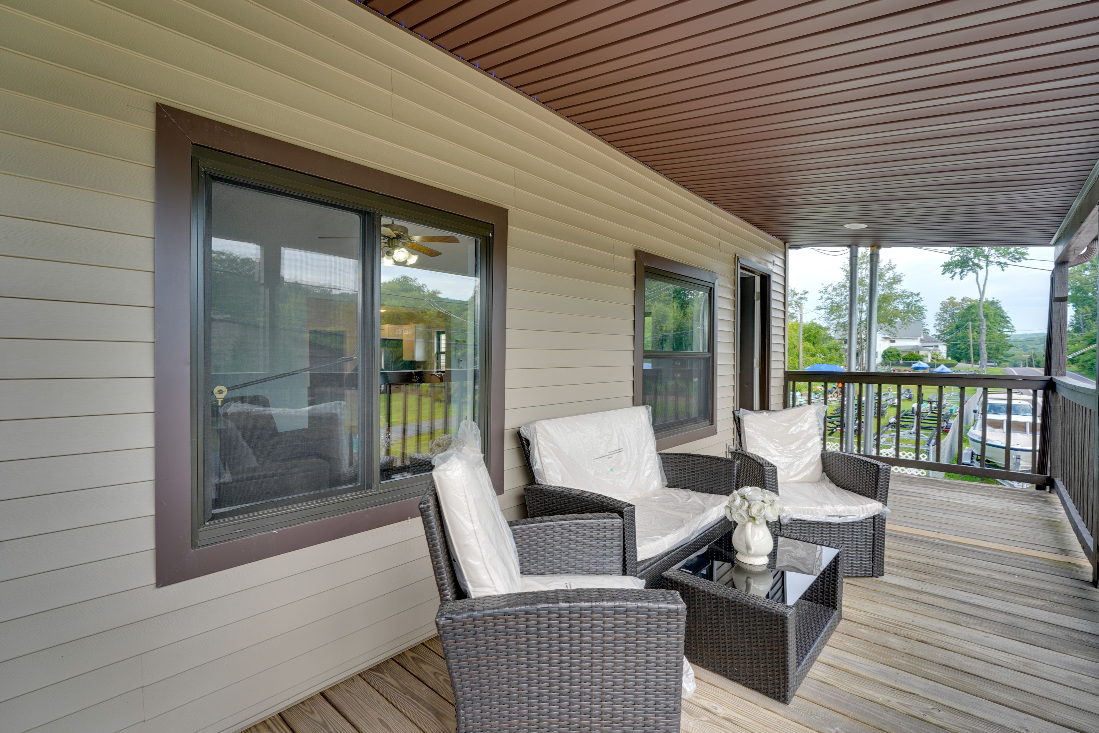Side Deck | Gas Grill (Propane Provided)