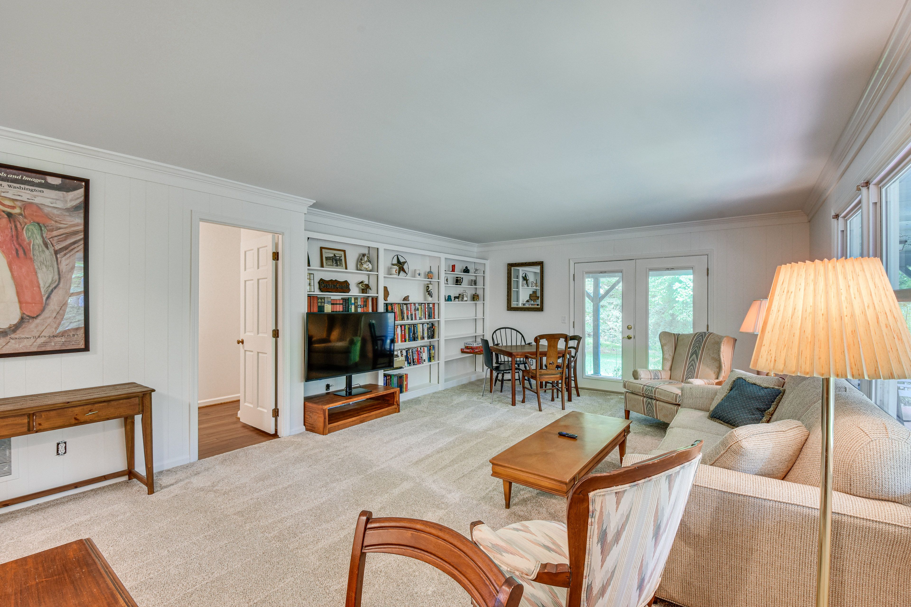 Den | 1st Floor | Smart TV | Board Games | Books | Office Desk