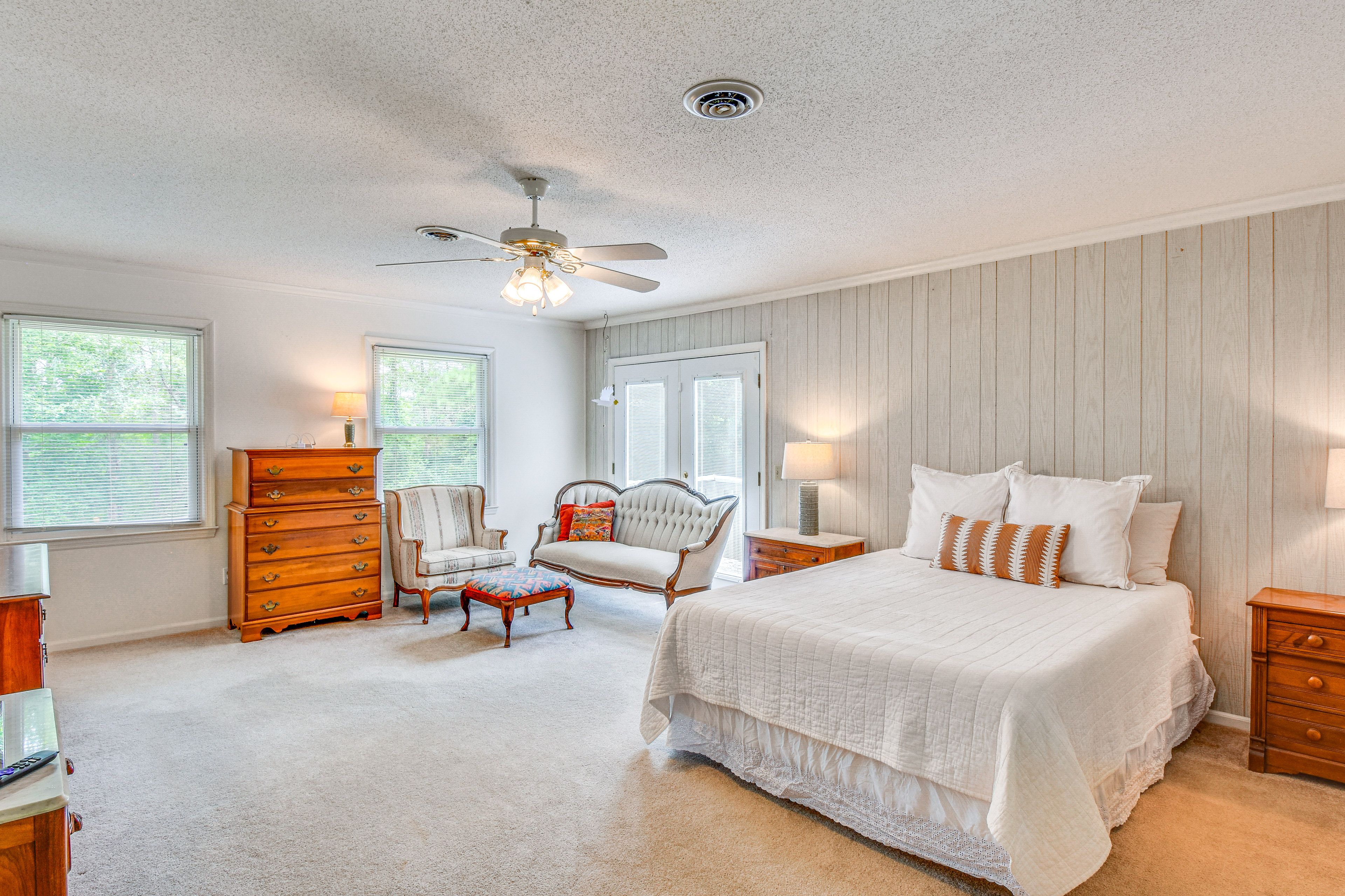 Bedroom 1 | 3rd Floor | Queen Bed | Smart TV | Linens Provided