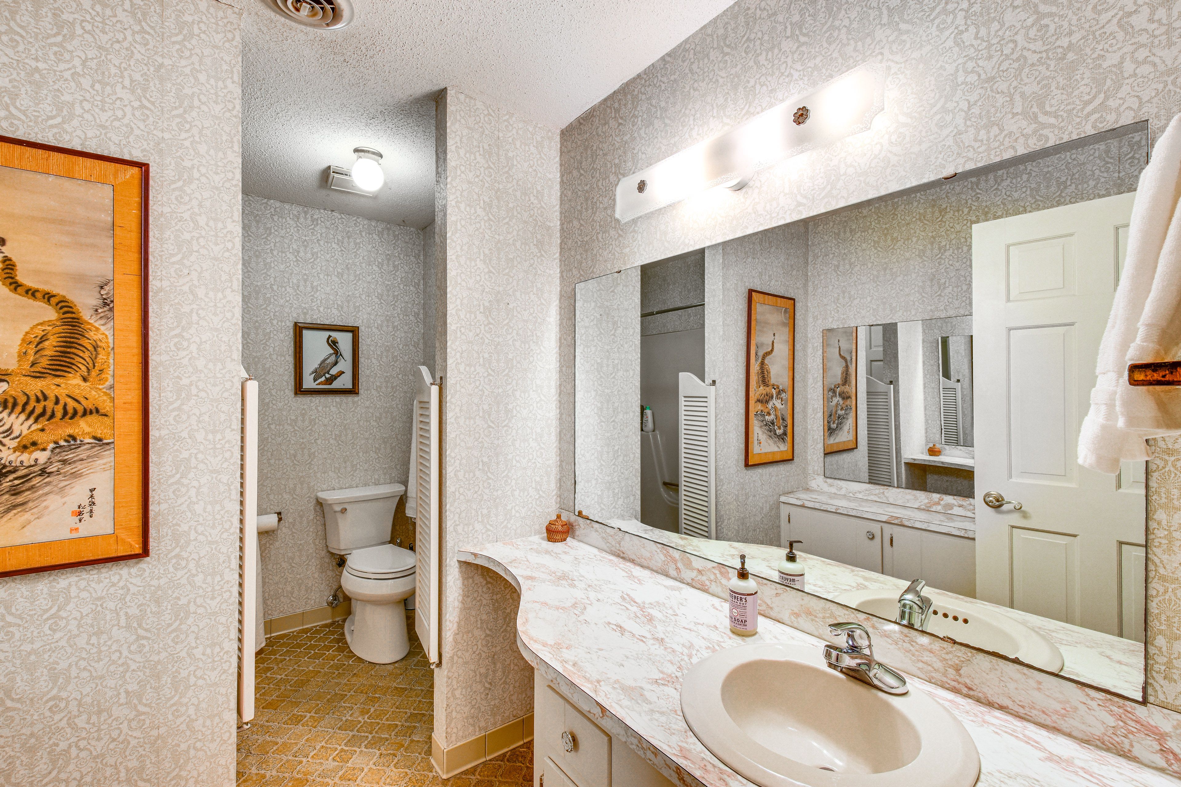 Full Bathroom | 3rd Floor | Towels Provided