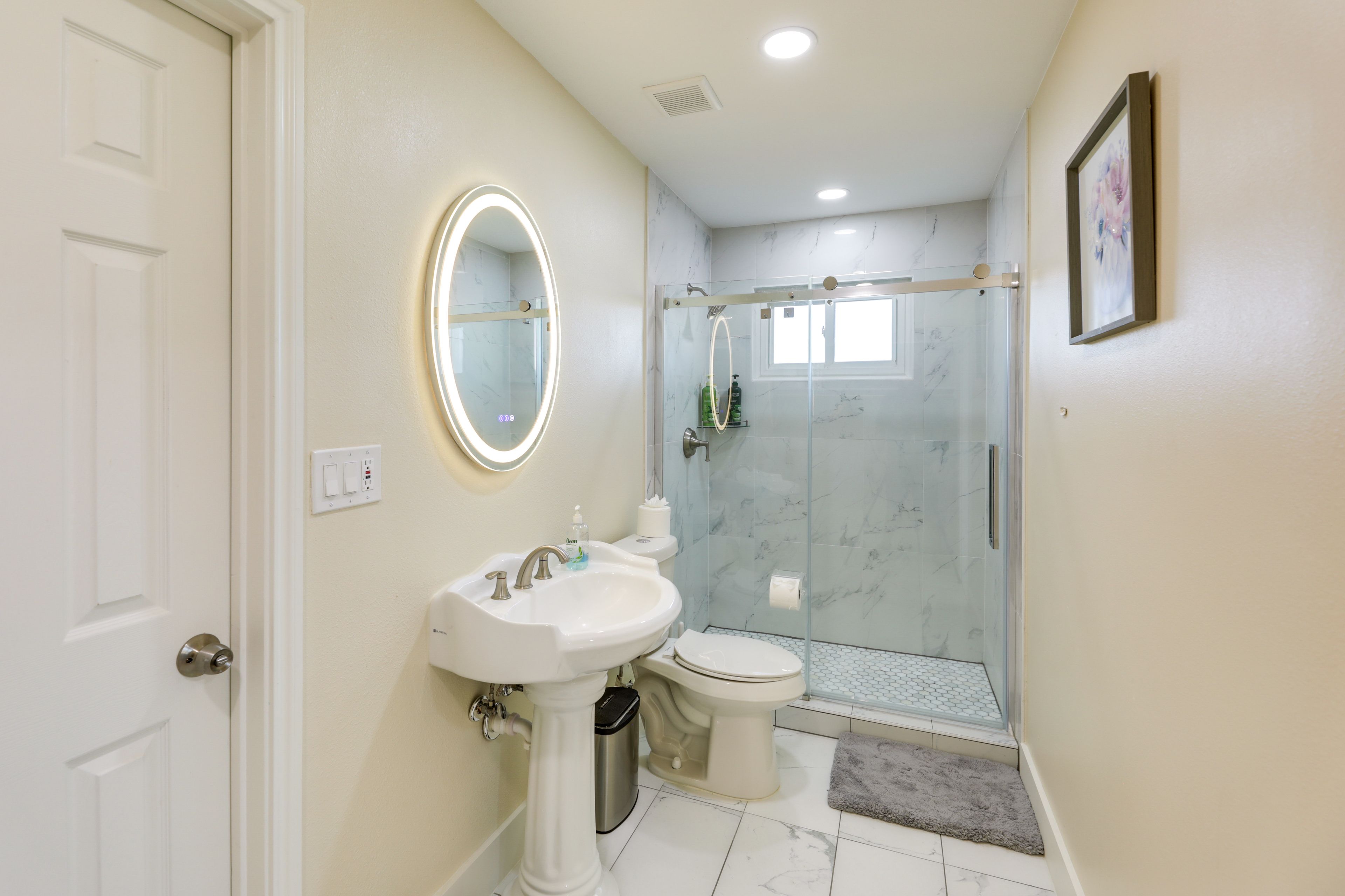 Full Bathroom | 1st Floor | Complimentary Toiletries | Hair Dryer
