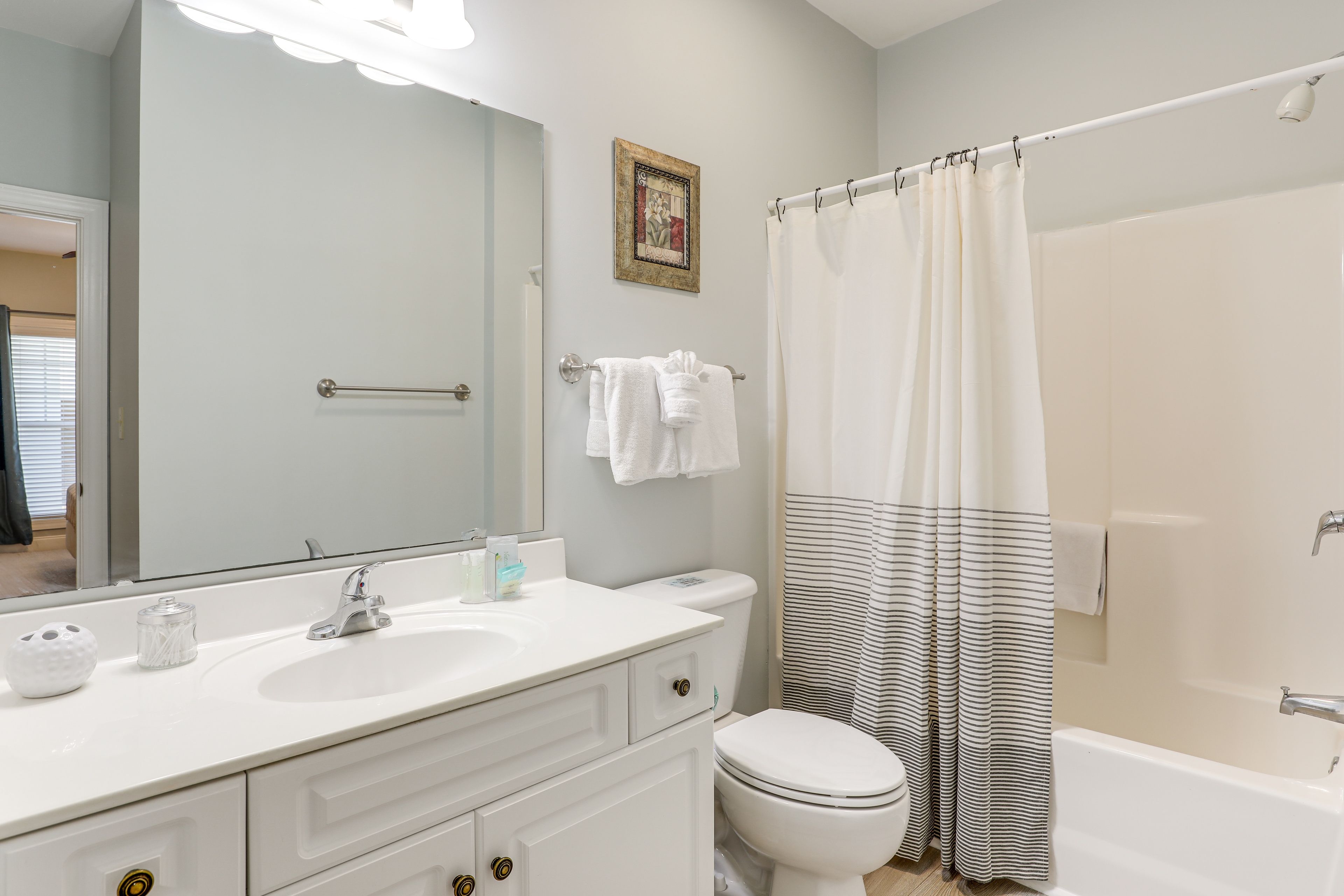 Full Bathroom | Towels Provided | Complimentary Toiletries