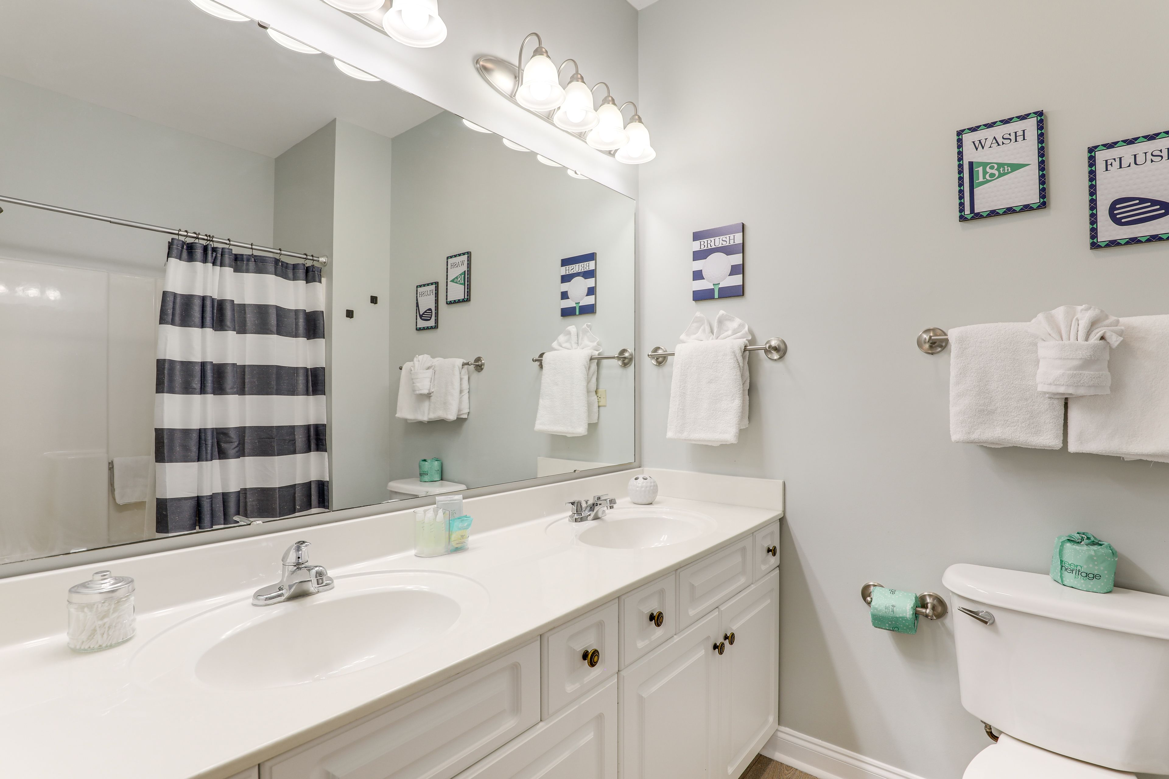 Full Bathroom | Towels Provided | Complimentary Toiletries | Shower/Tub Combo
