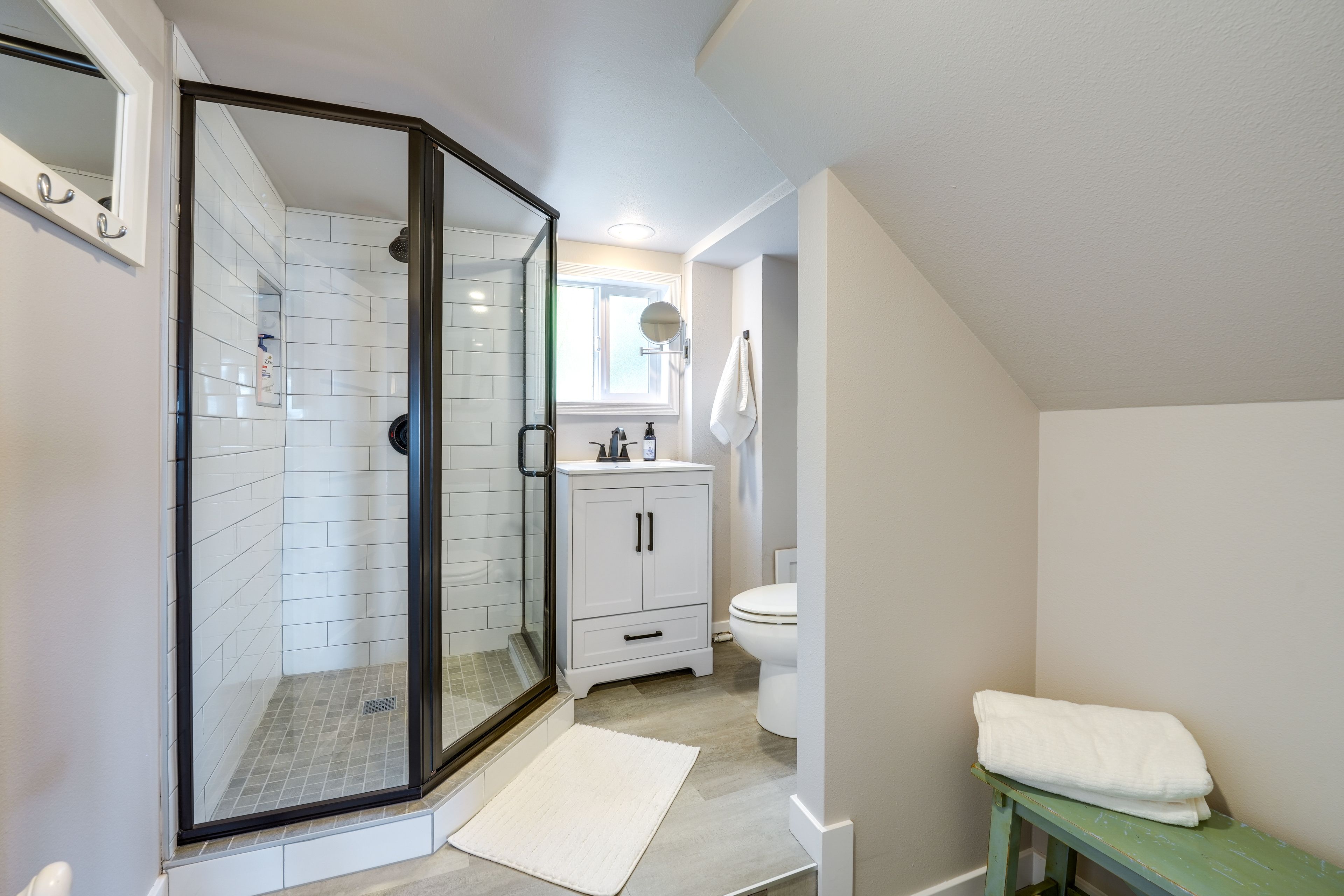 Full Bathroom | Towels Provided | Complimentary Toiletries