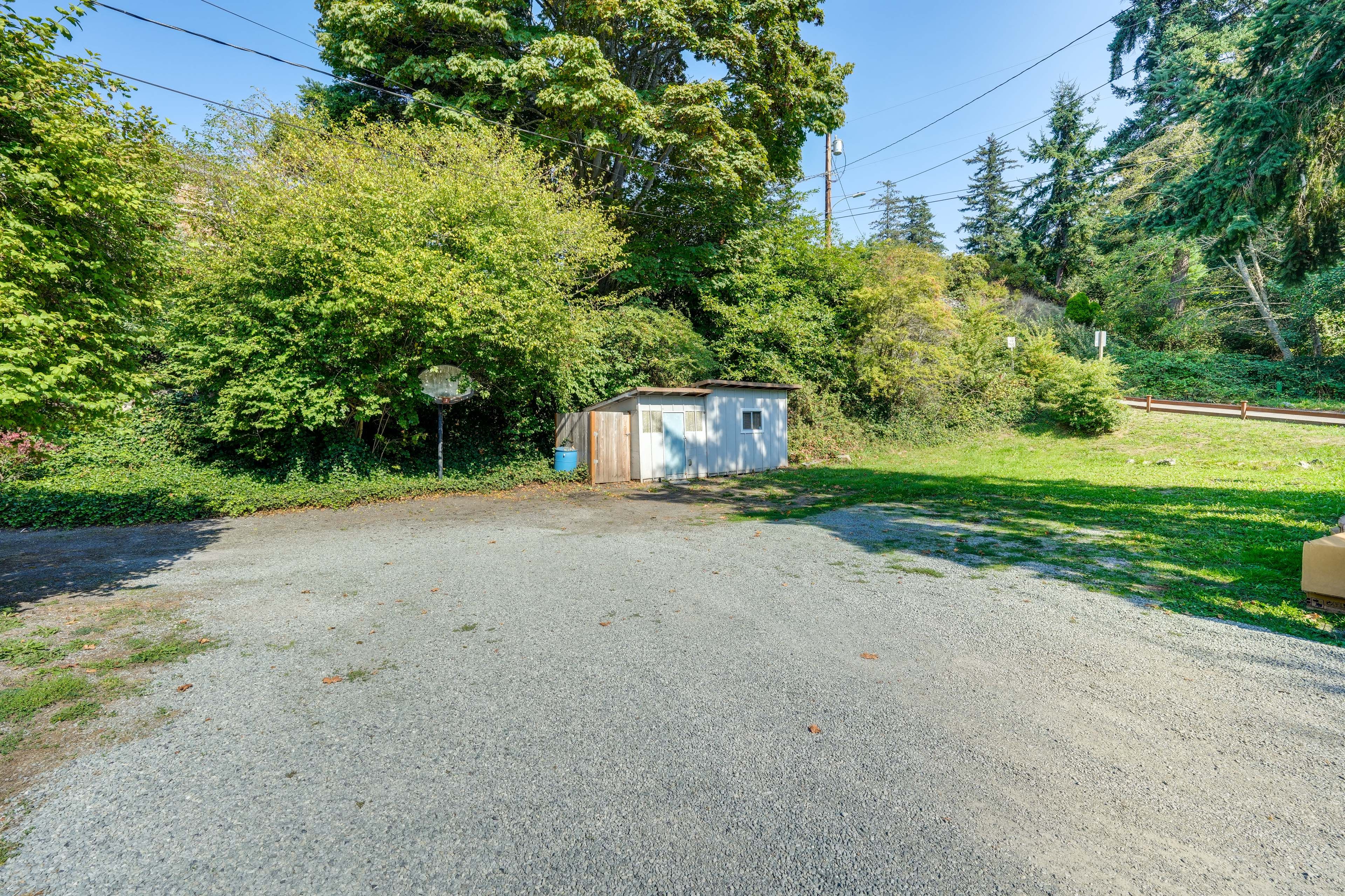 Parking | Grassy Driveway (3 Vehicles) | RV/Trailer Parking