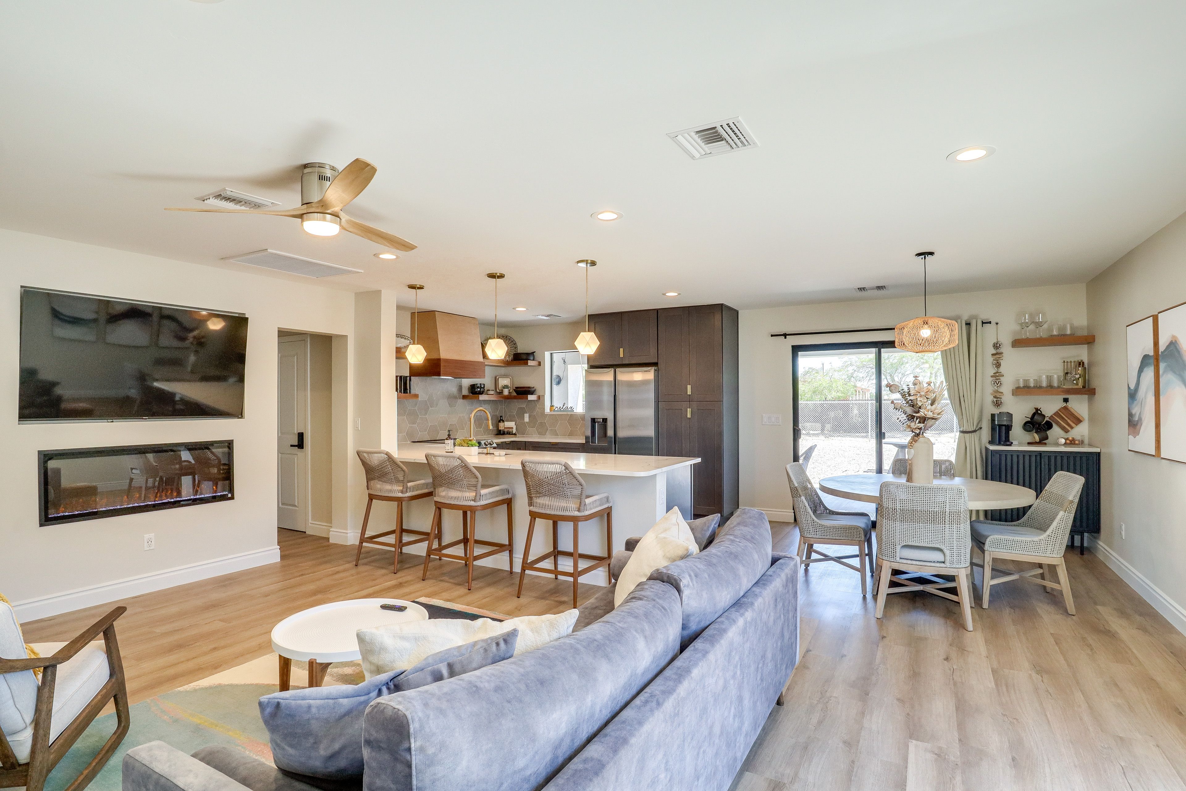 Living Room | Free WiFi | Smart TV | Electric Fireplace | Central A/C