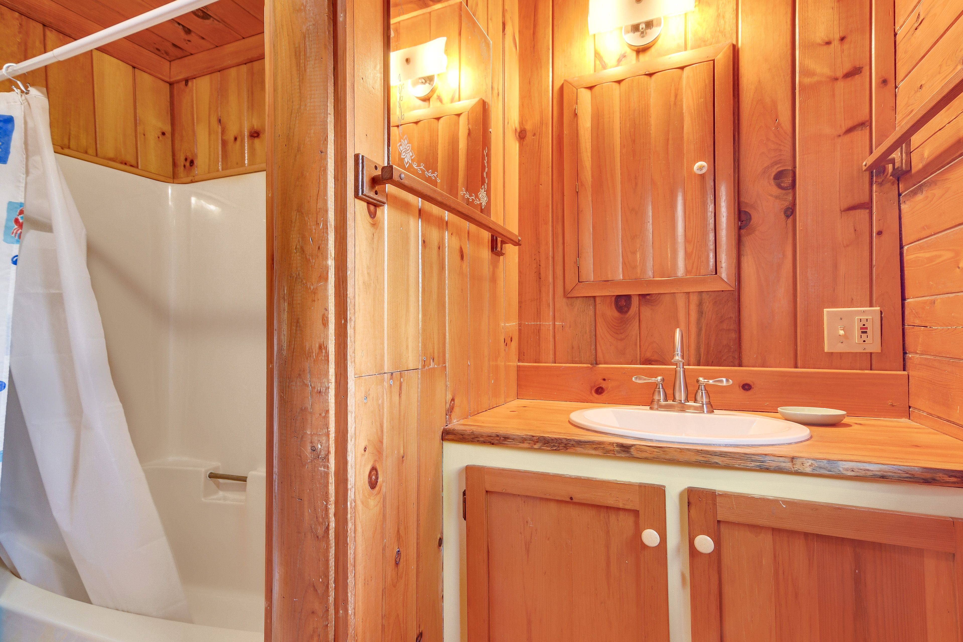 Full Bathroom | Complimentary Toiletries | Towels Provided