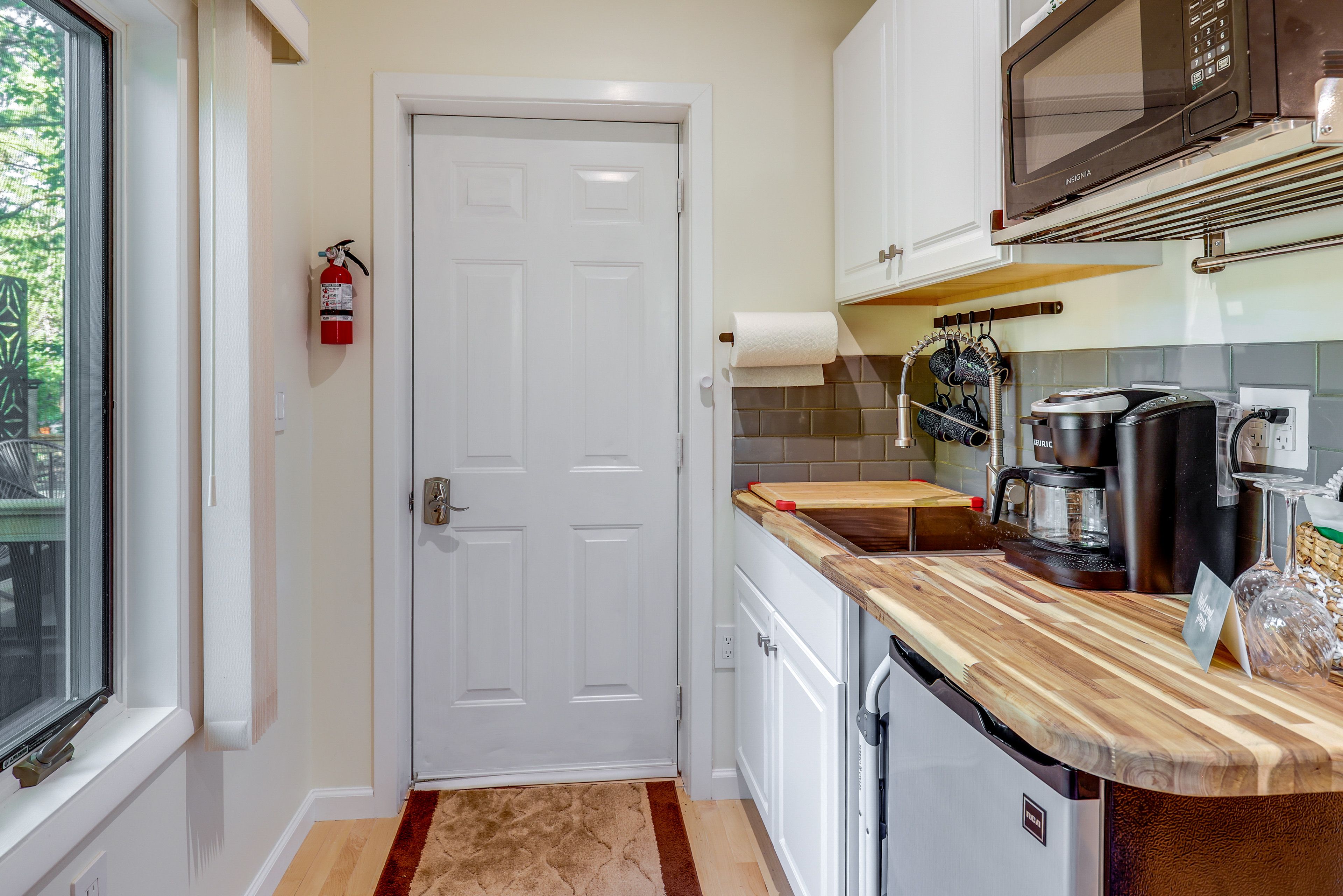 Kitchenette | Mini Fridge | Hot Plate | Microwave | Coffee Maker