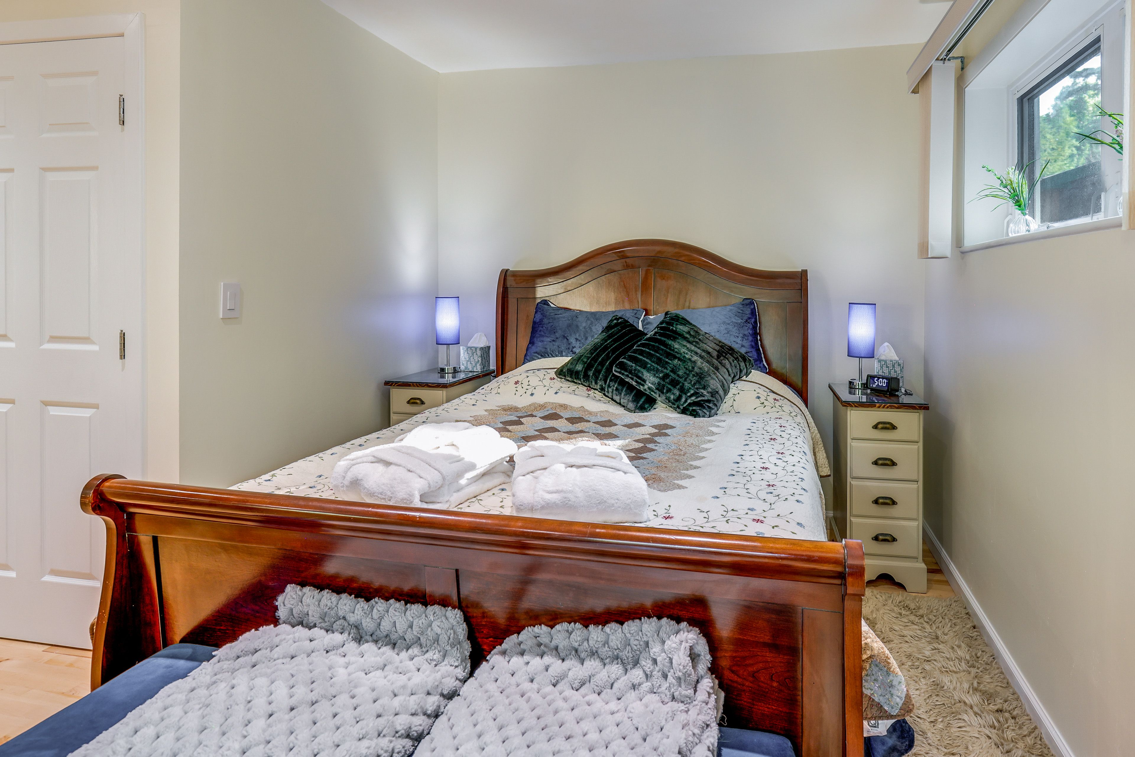 Studio | Queen Bed