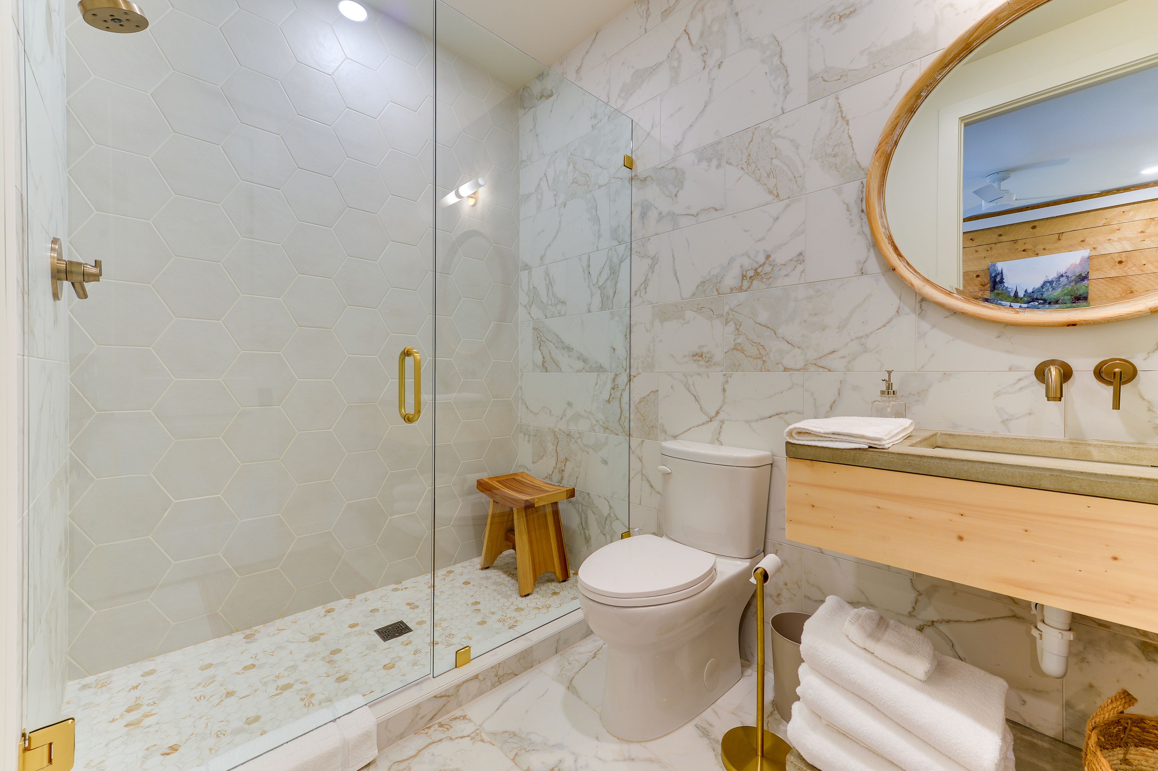 Full Bathroom | Towels Provided