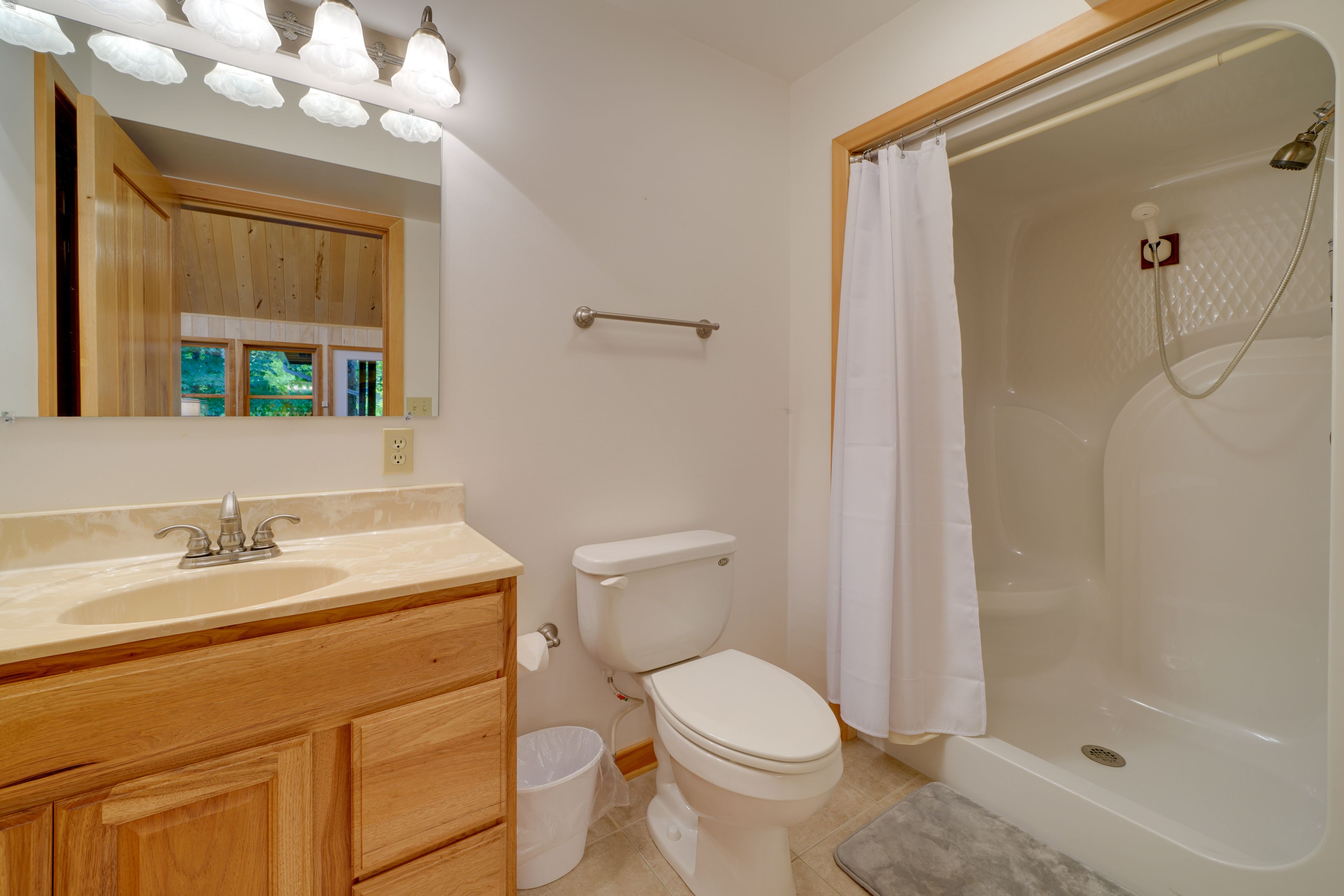 Full Bathroom | Towels Provided