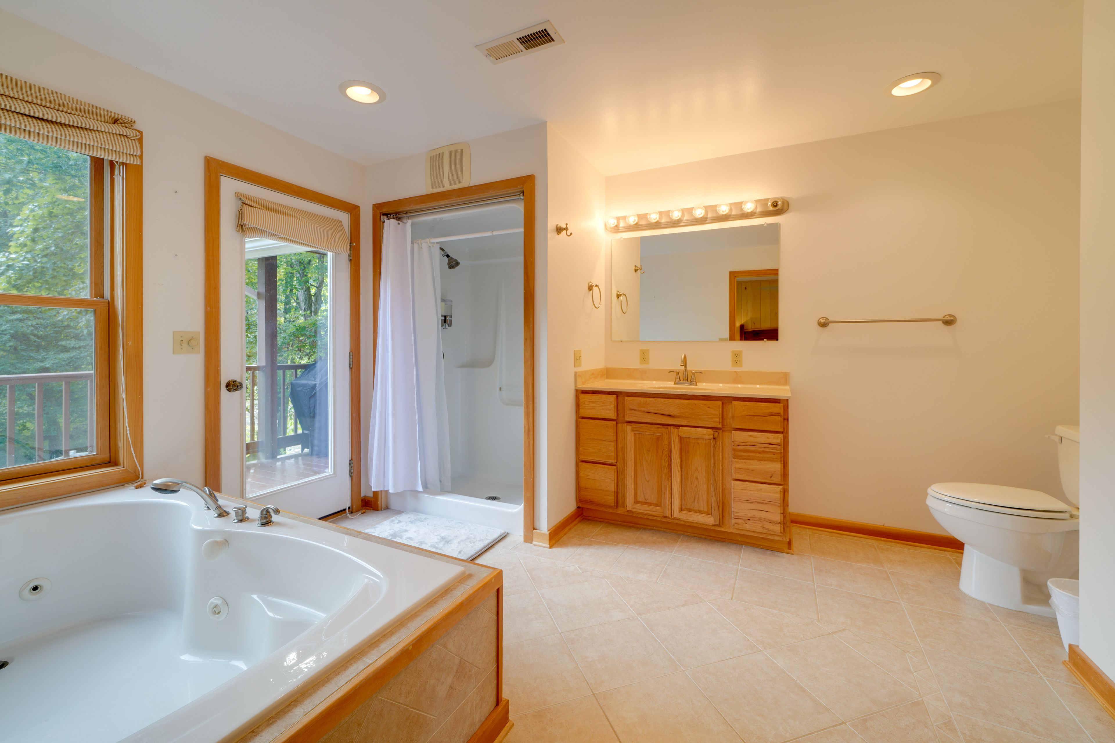 En-Suite Bathroom | Jetted Tub | Complimentary Toiletries