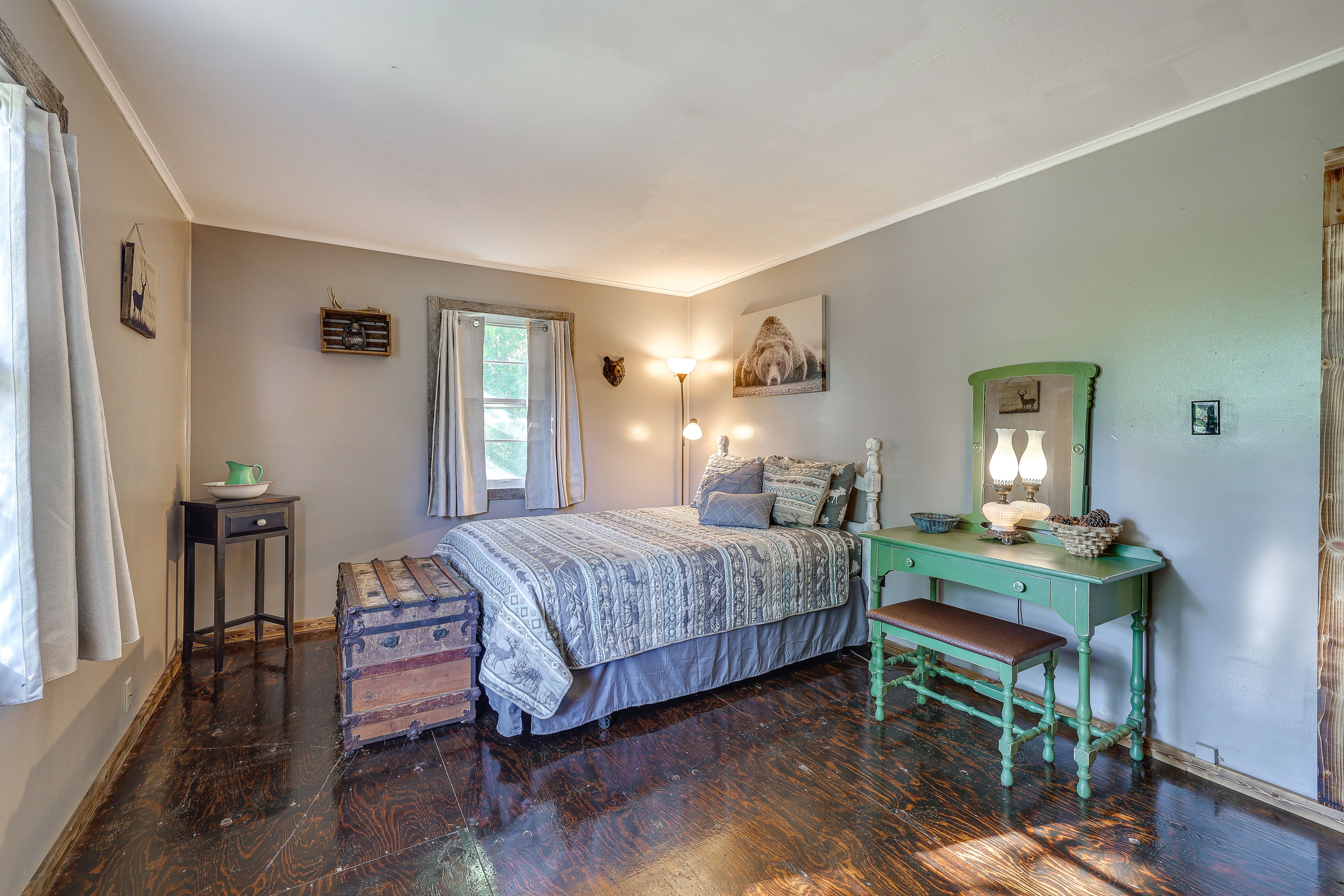 Bedroom 1 | Queen Bed