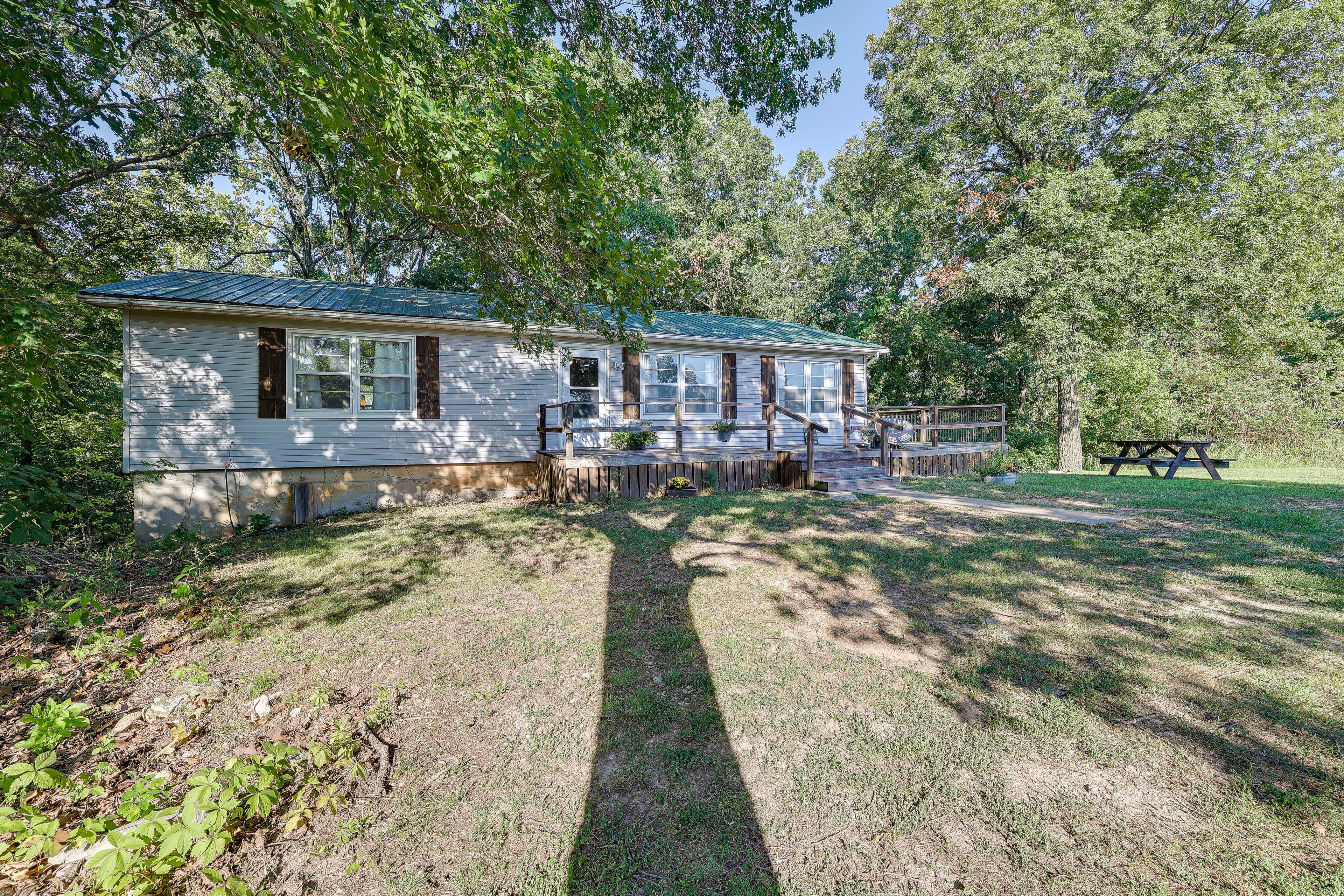 House Exterior | Picnic Table | Private Yard