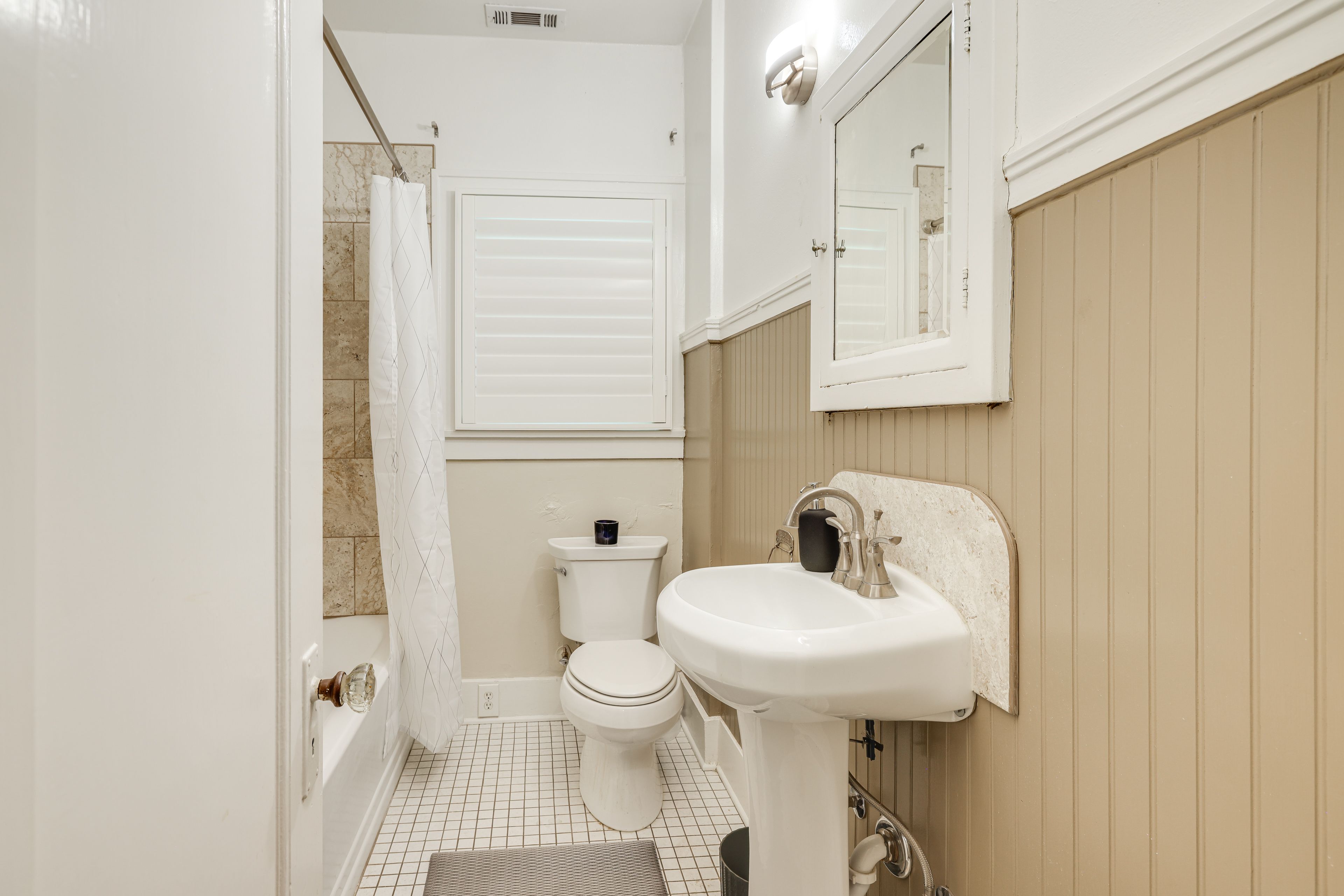 Full Bathroom | Towels Provided