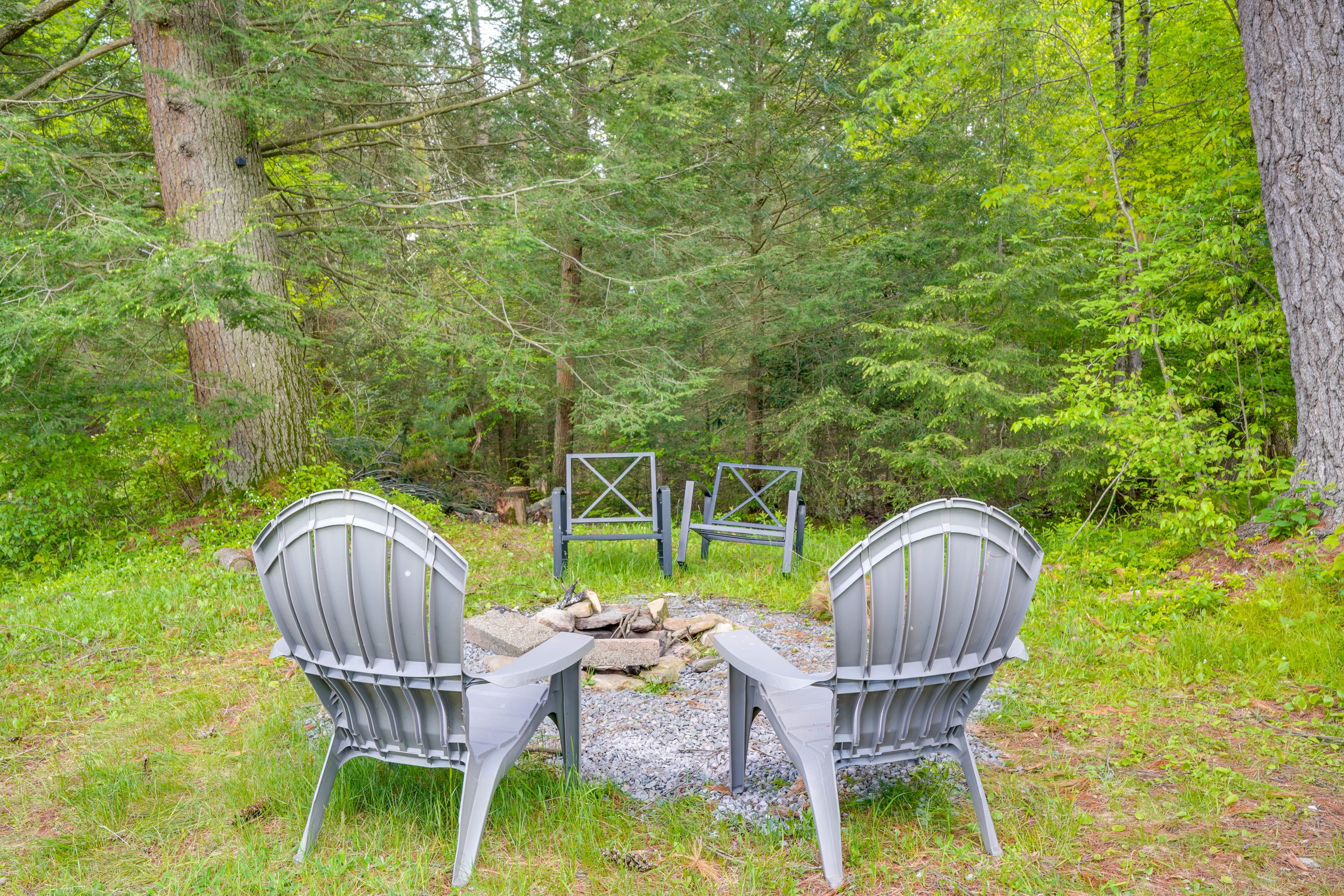 Outdoor Space | Wood-Burning Fire Pit w/ Seating