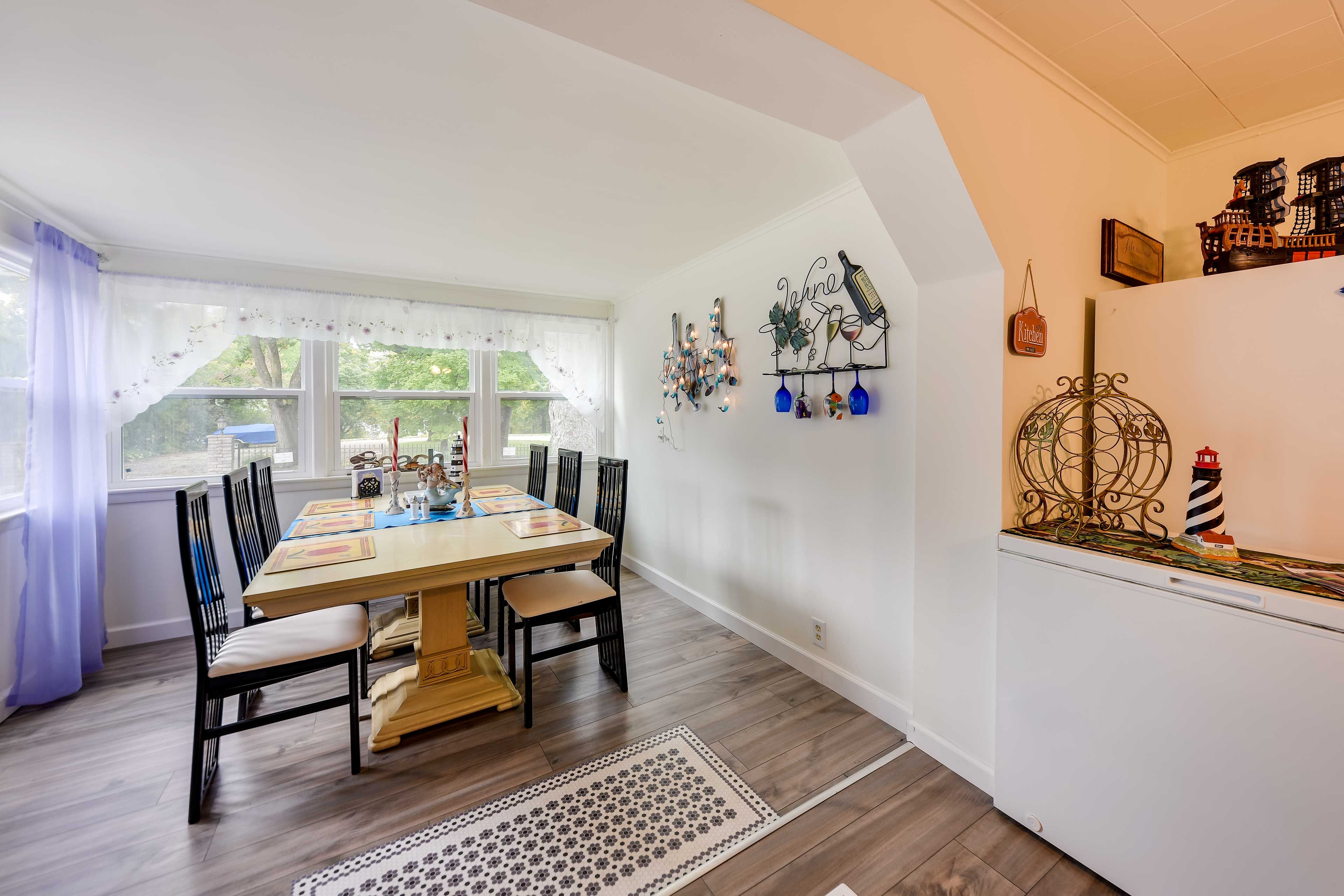 Dining Room | Dishware & Flatware Provided