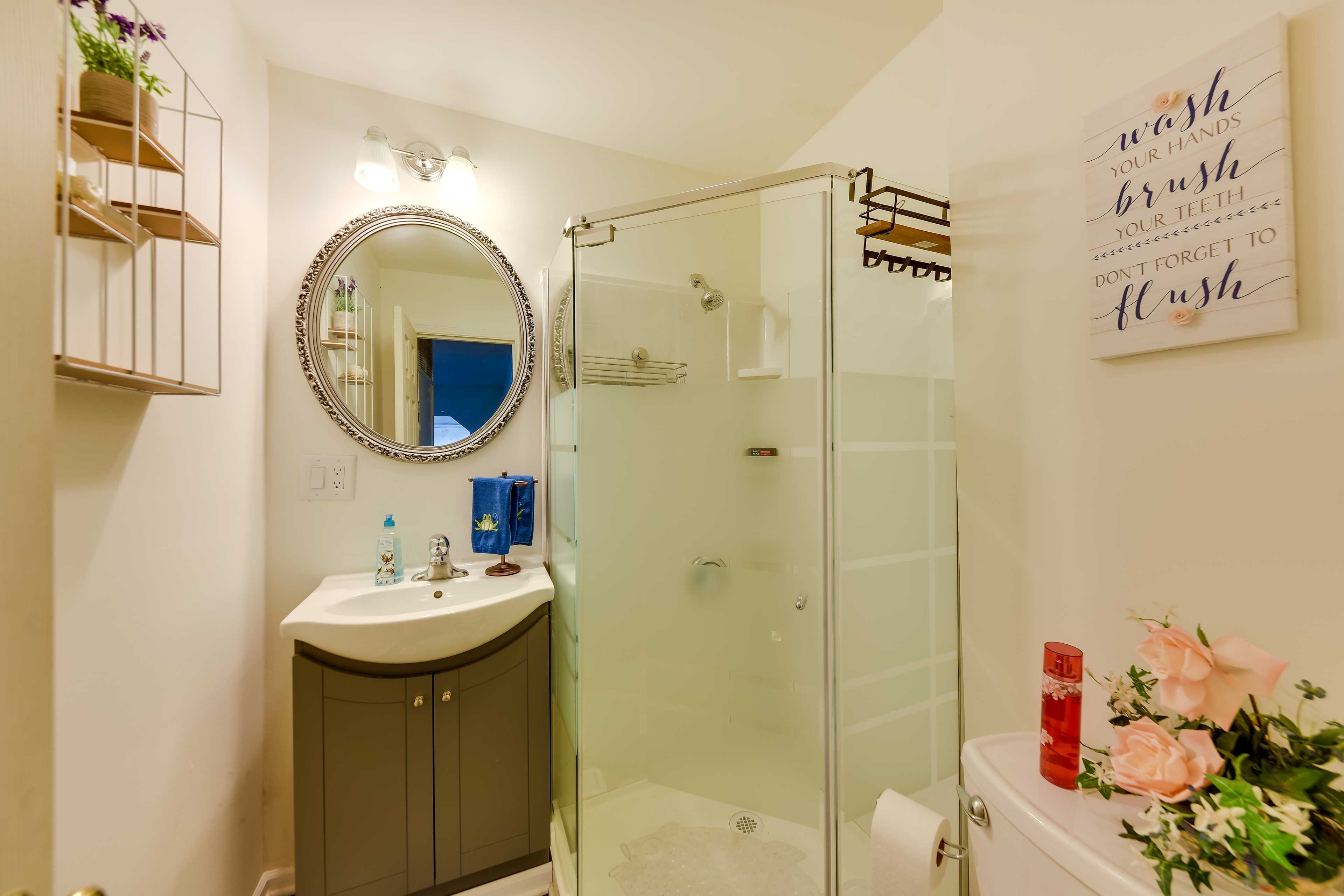 Full Bathroom | 1st Floor | Complimentary Toiletries | Hair Dryer