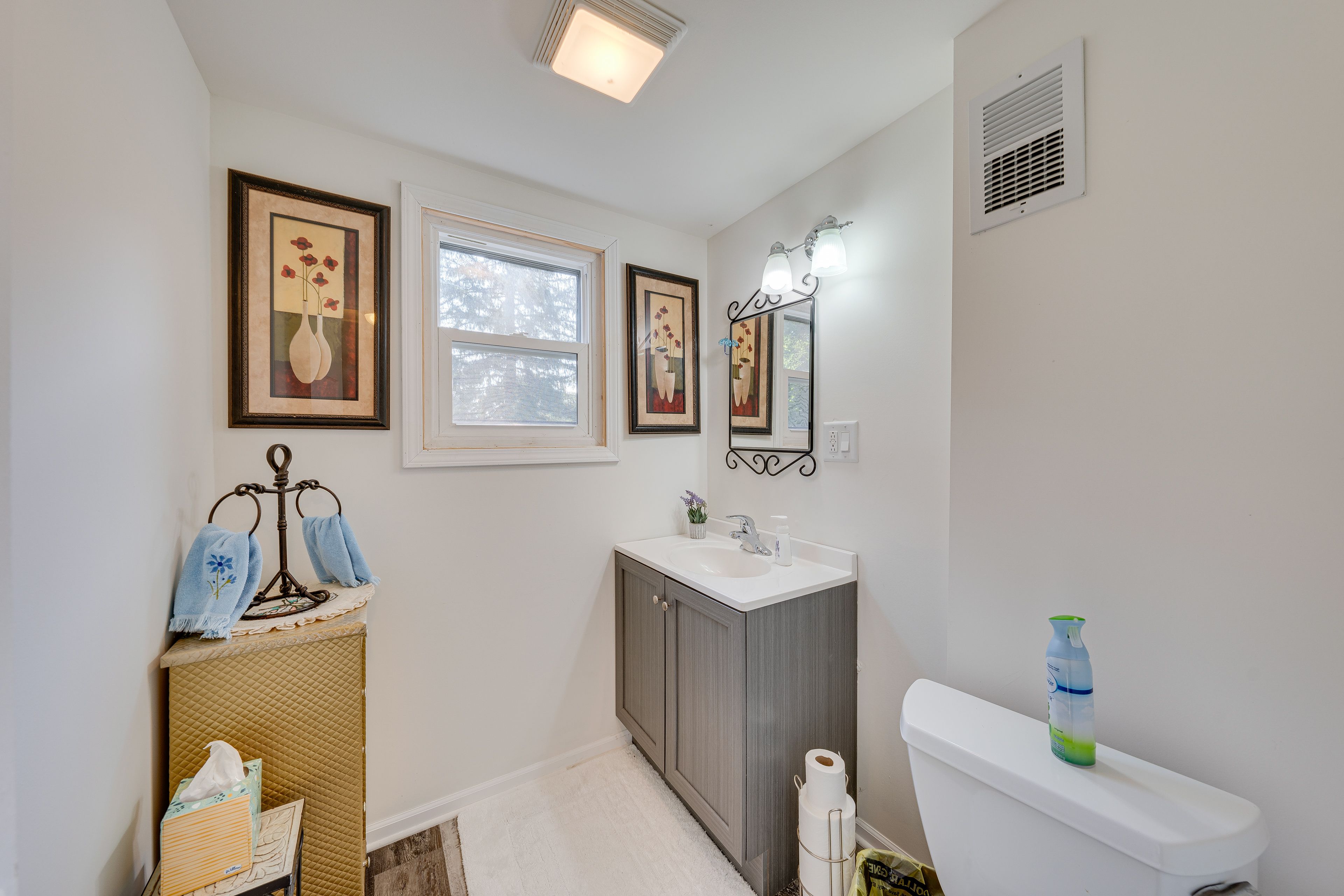 Half Bathroom | Towels Provided