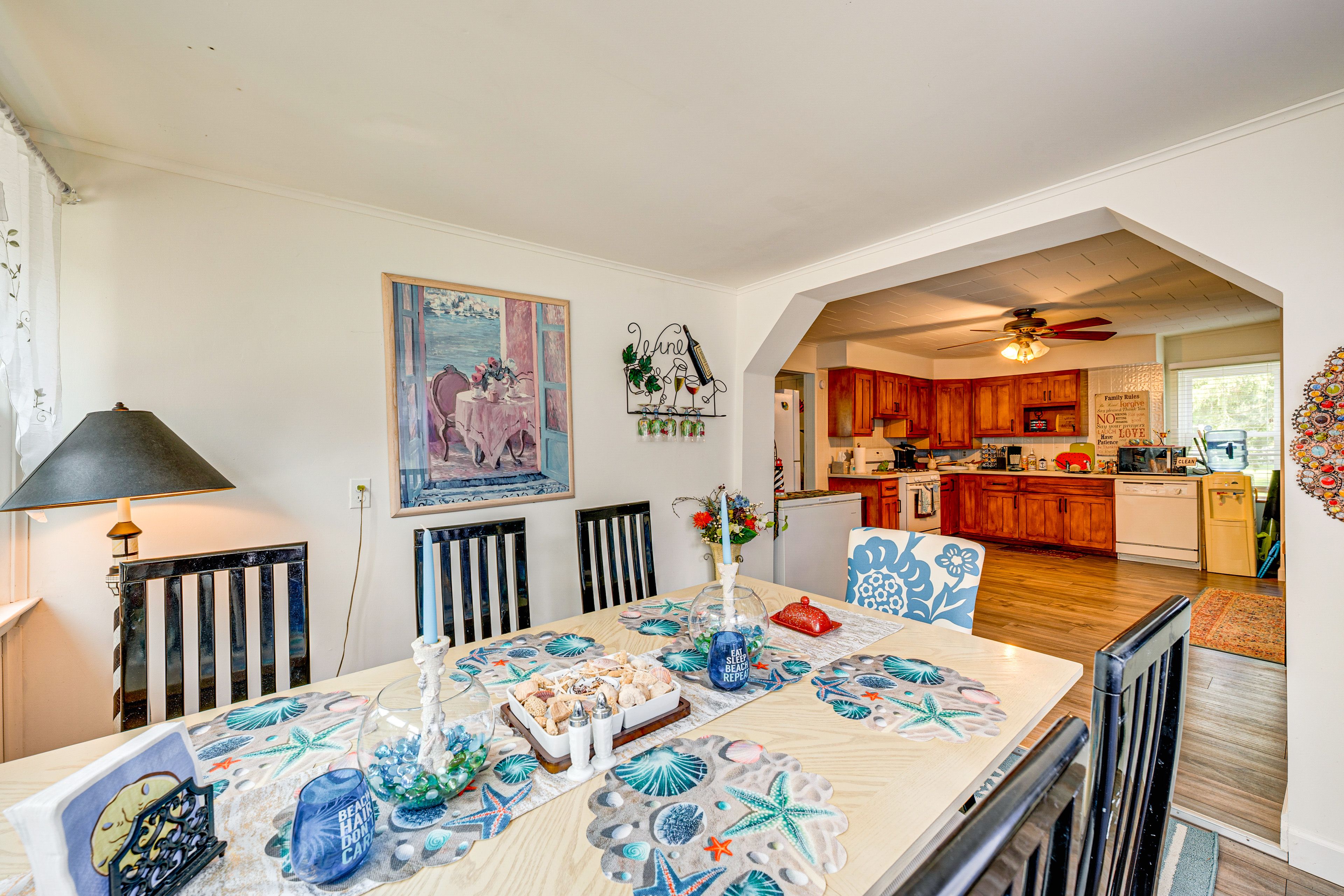 Dining Area | Central Heating | In-Unit Laundry | 9 Mi to Lake Geneva