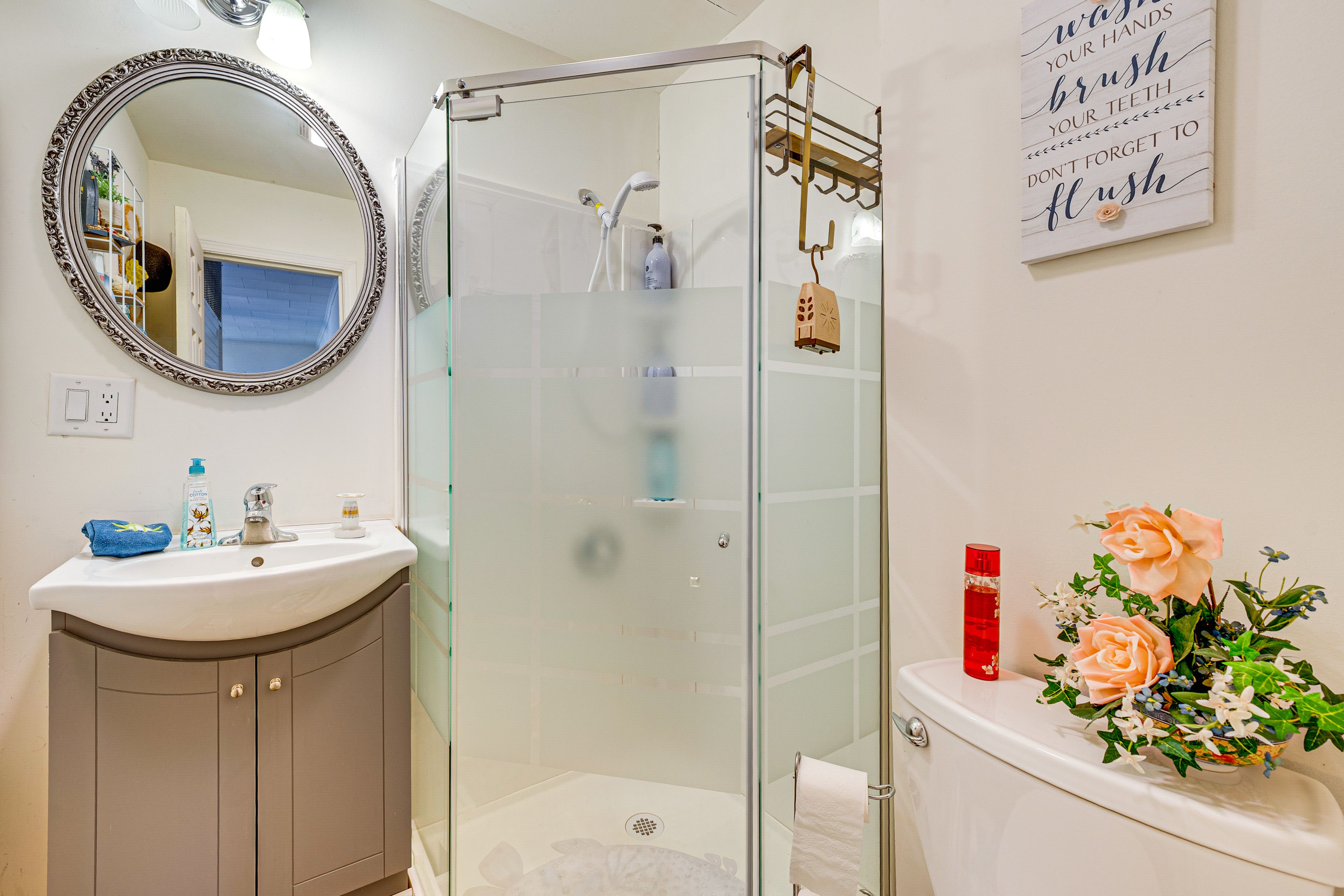 Full Bathroom | 1st Floor | Complimentary Toiletries | Hair Dryer