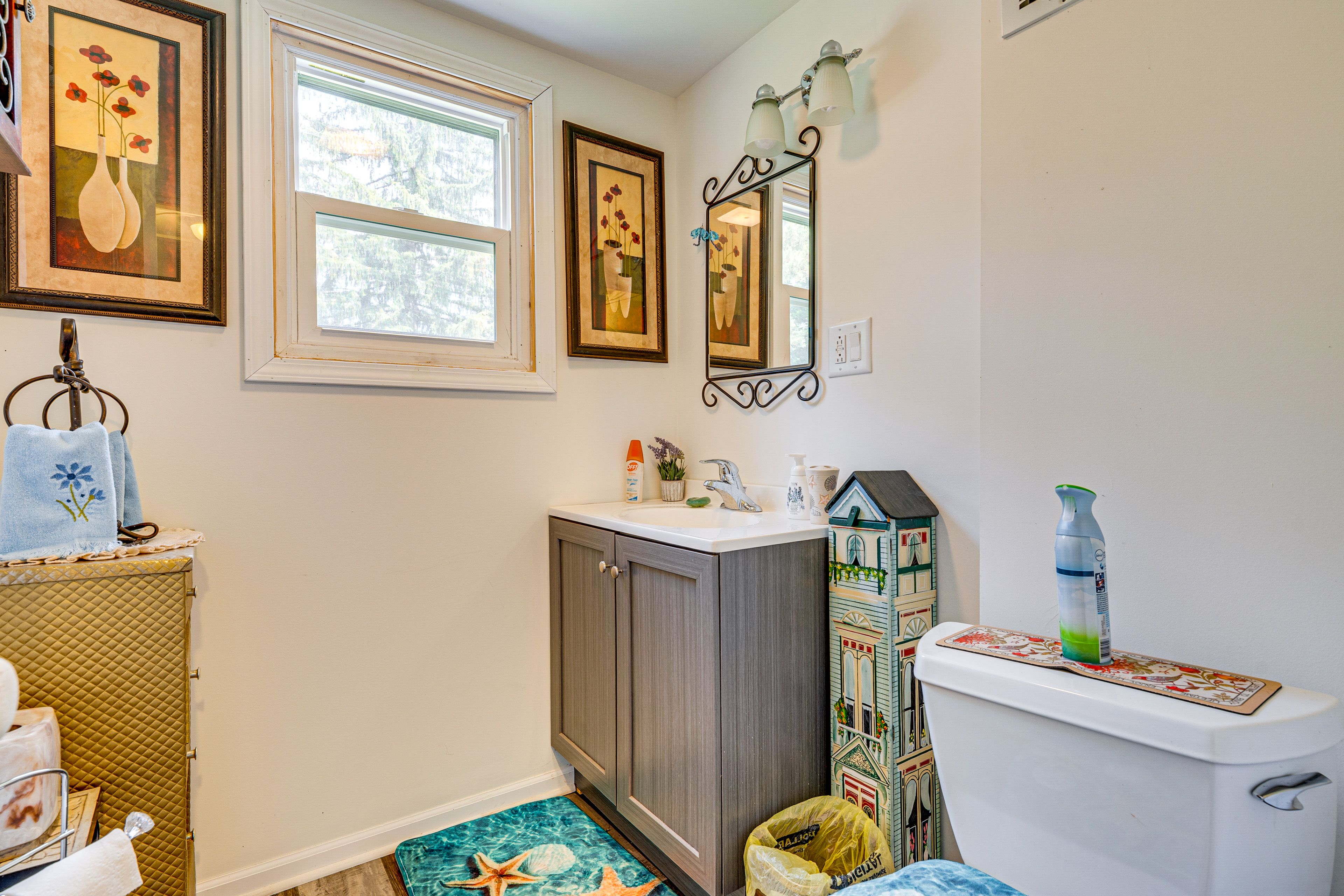 Half Bathroom | 2nd Floor | Towels Provided