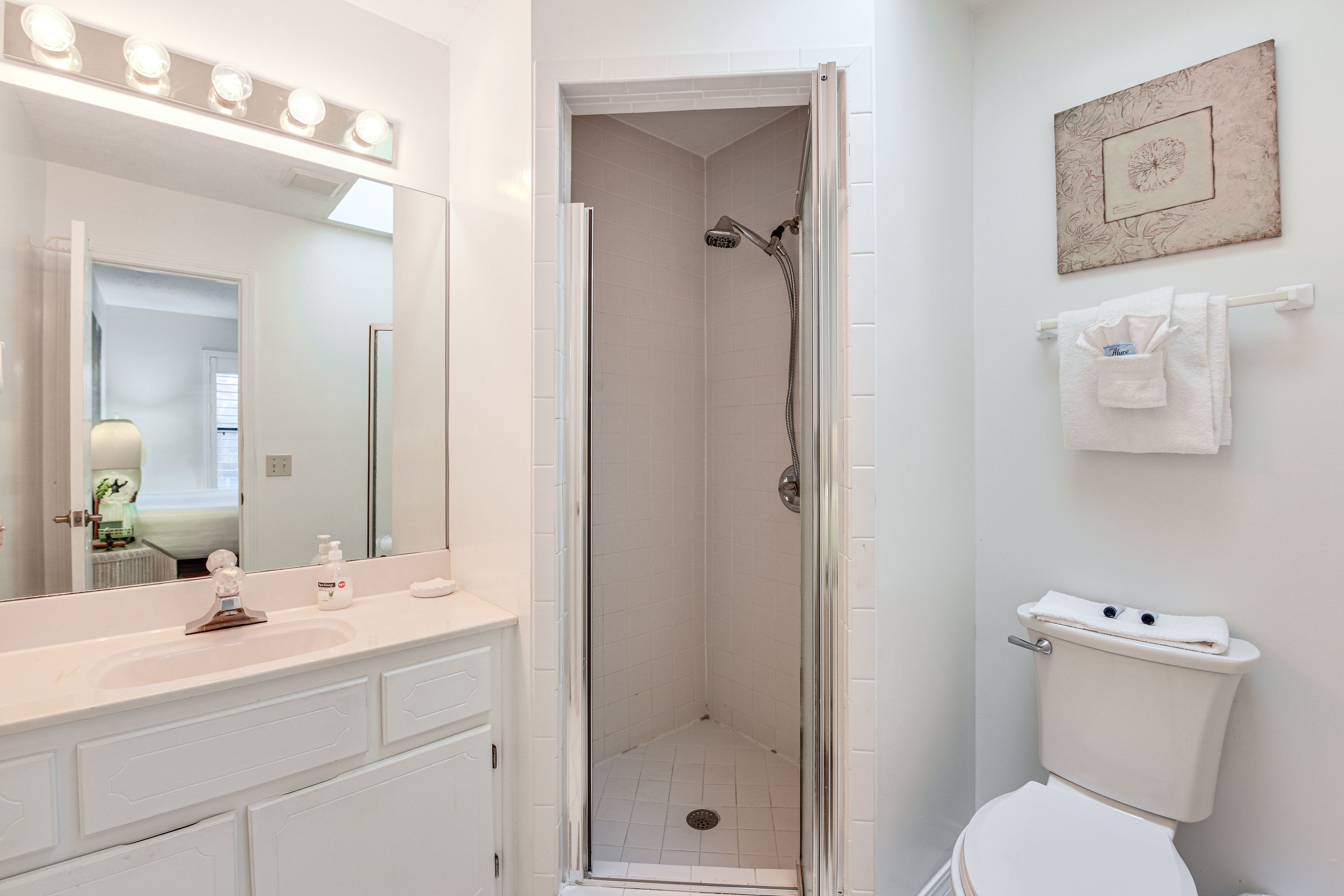 Full Bathroom | Shower | Towels Provided