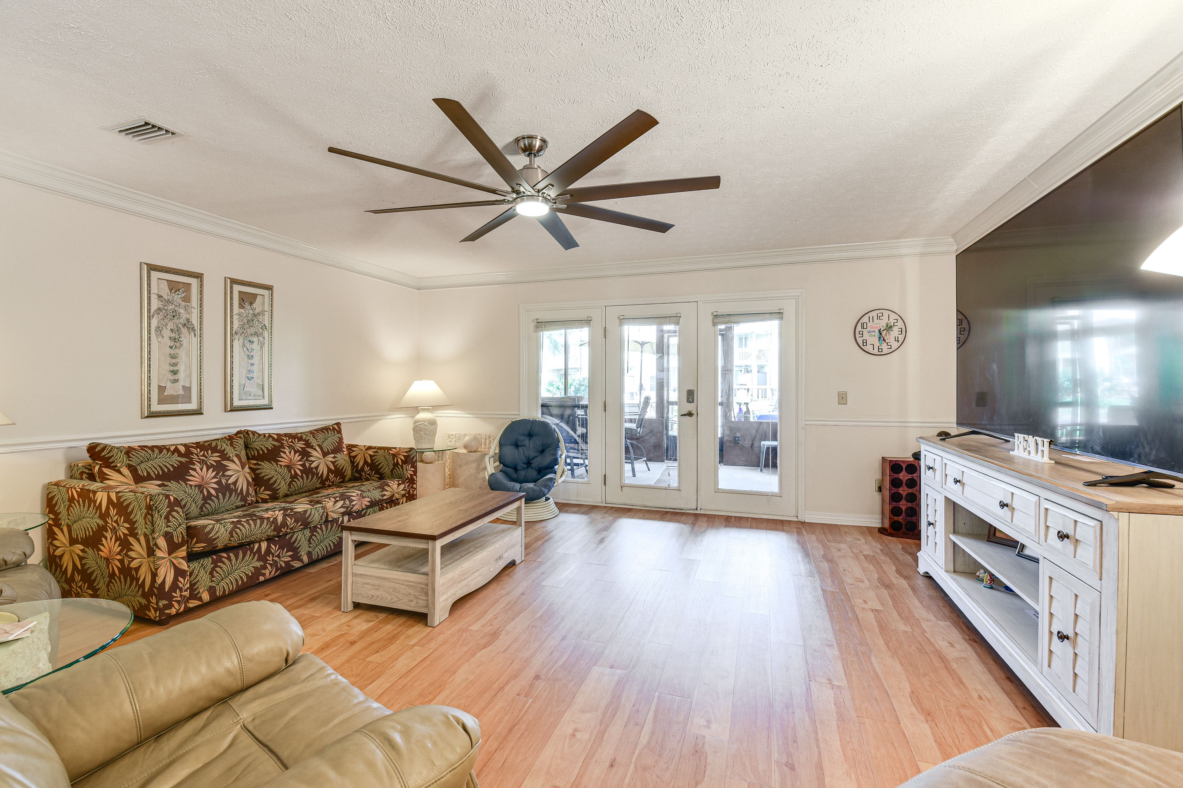 Living Room | Sleeper Sofa | Smart TV | Central Air Conditioning | Free WiFi