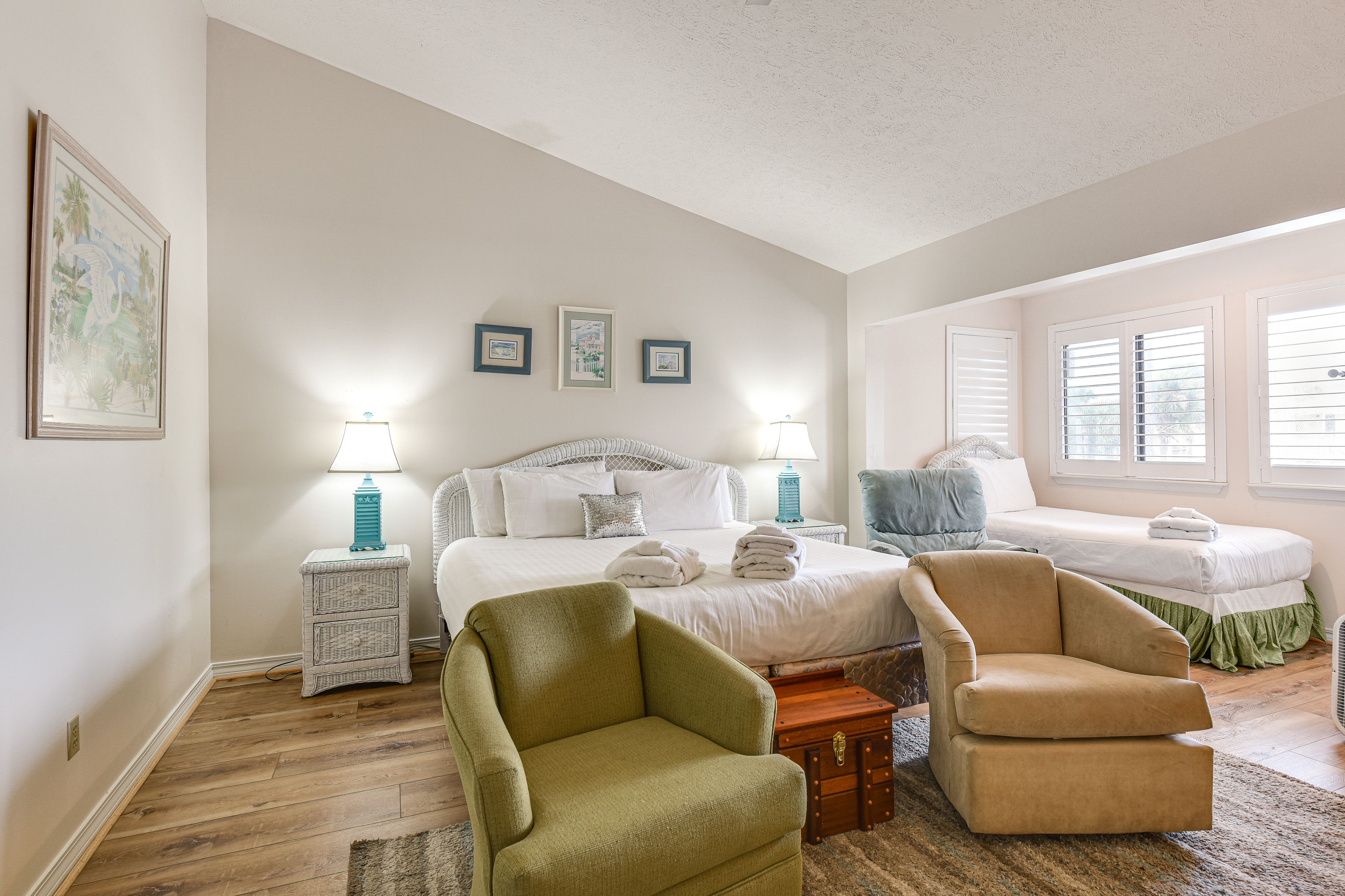Bedroom Suite | California King Bed | Twin Bed | Smart TV