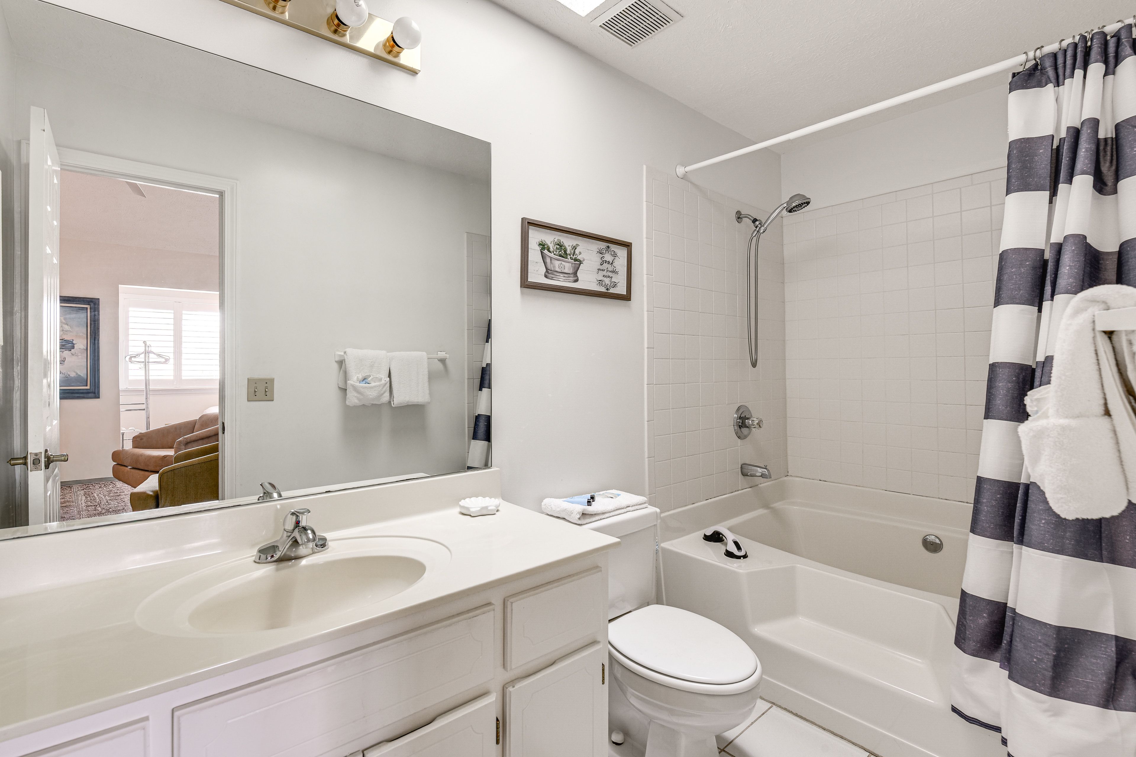 En-Suite Bathroom | Complimentary Toiletries | Jetted Tub