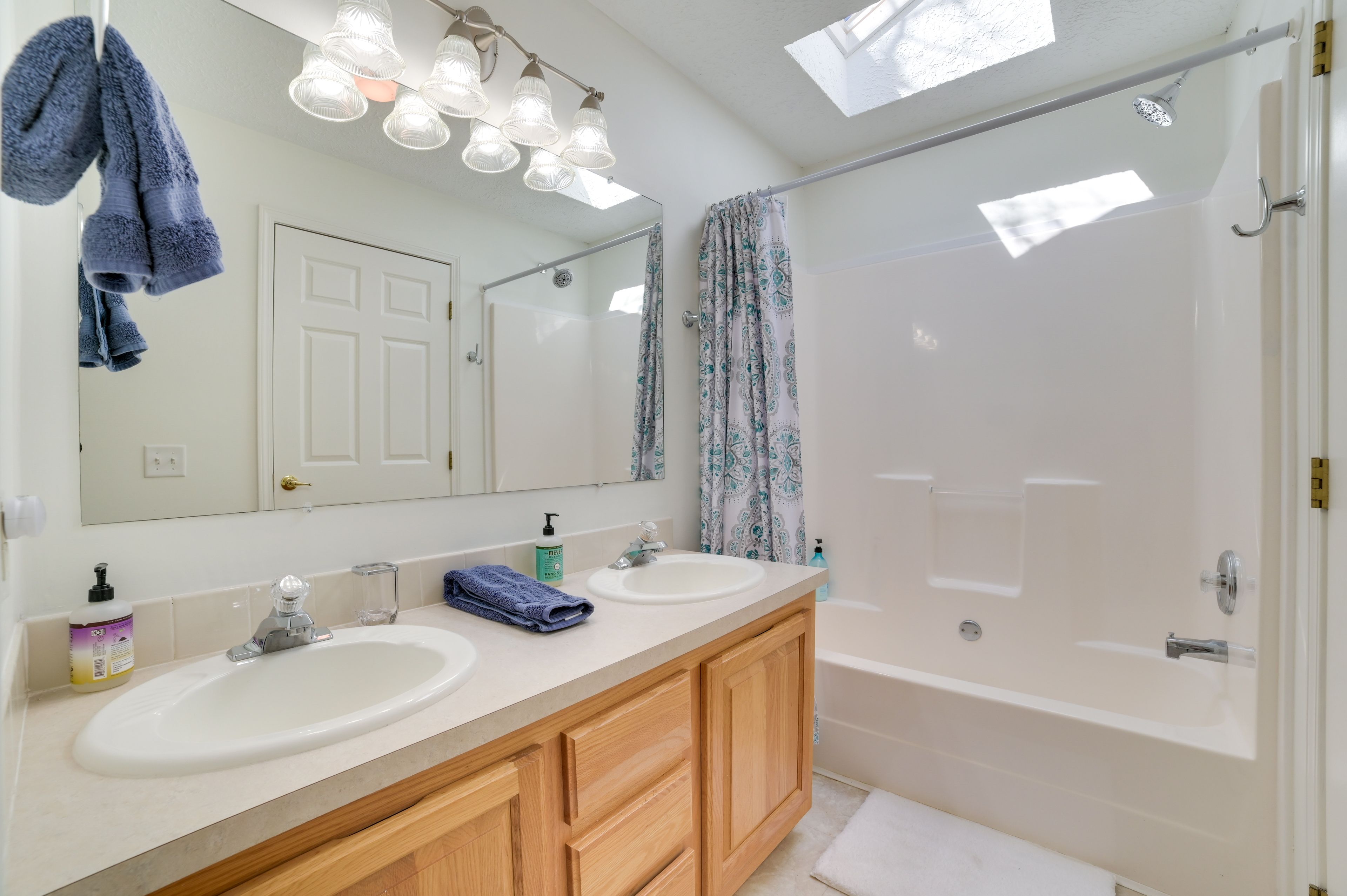 Full Bath | Towels