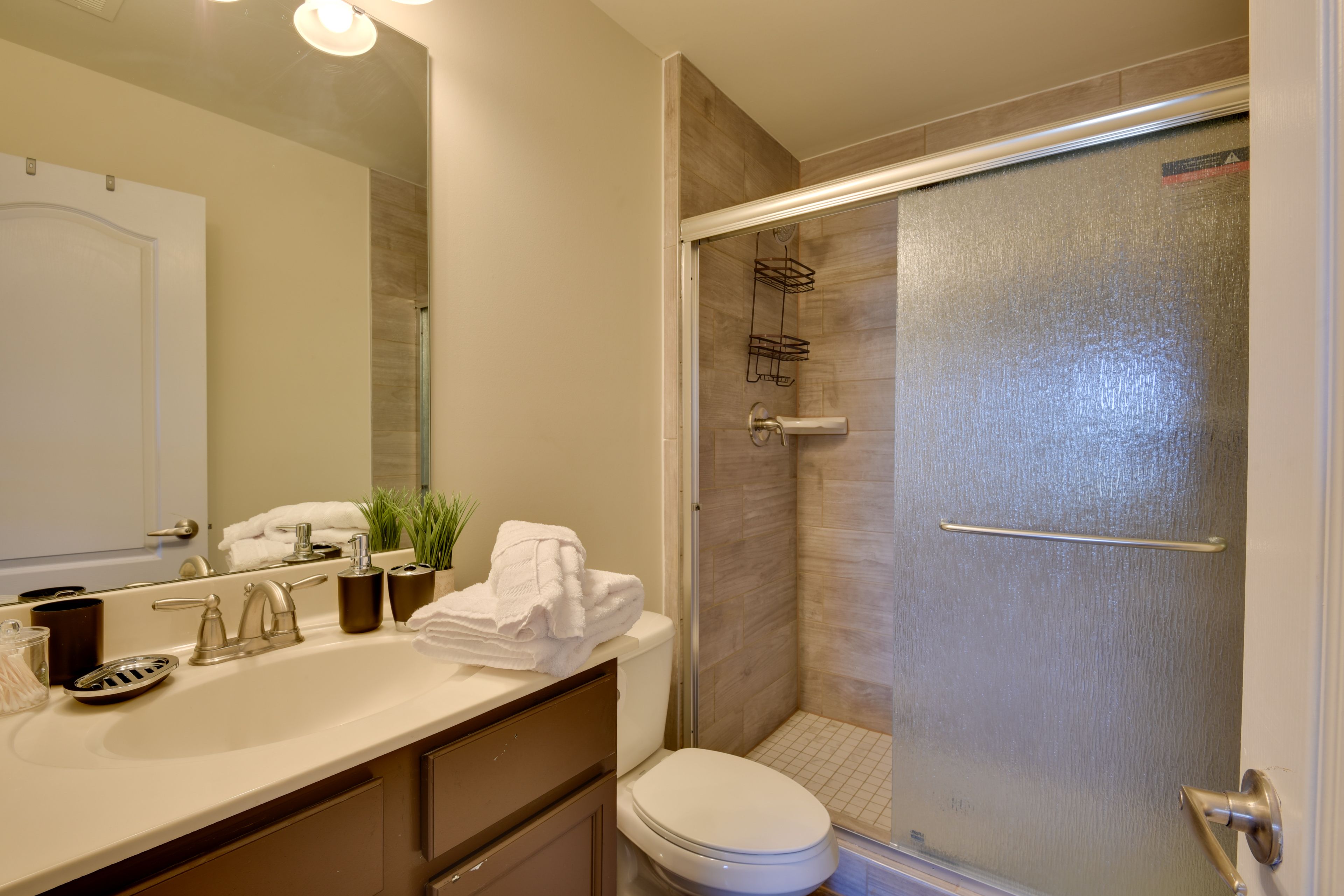 Full Bathroom | Towels Provided