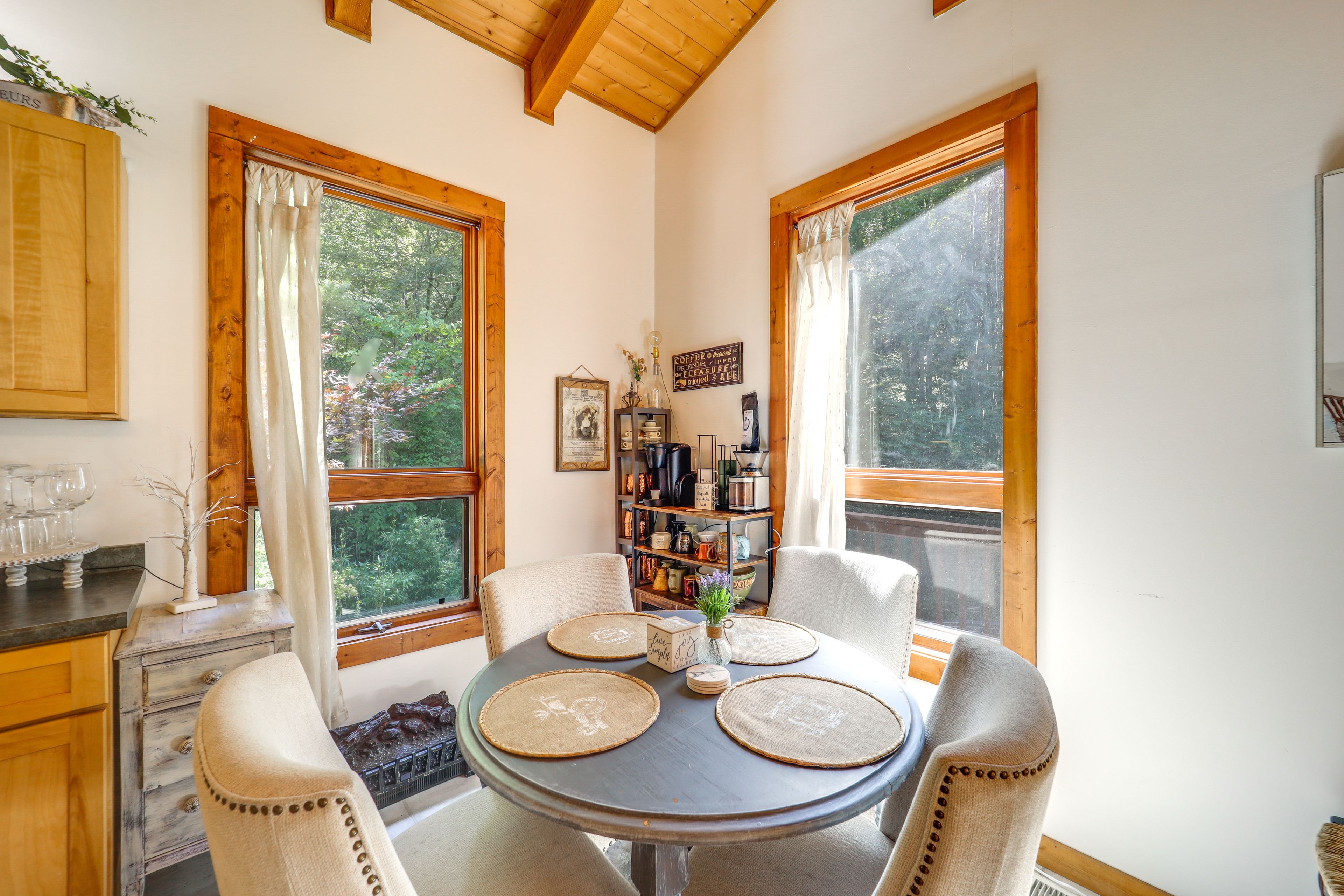 Eat-In Kitchen