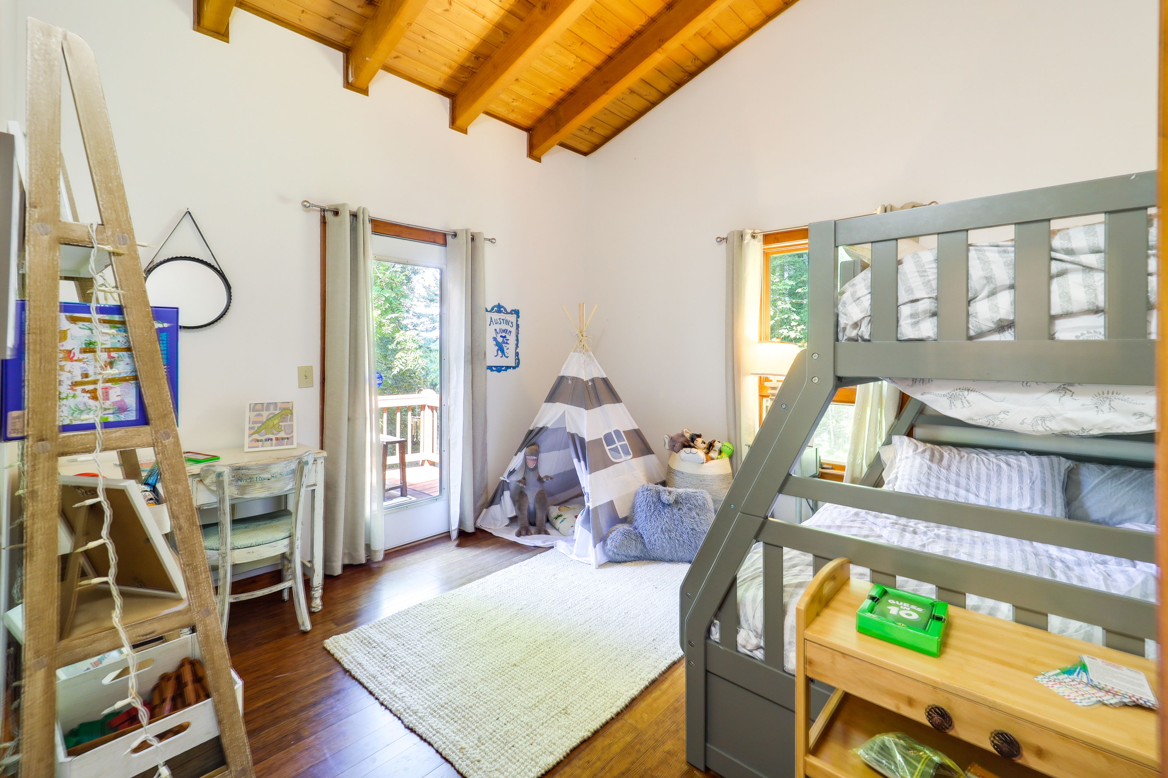Bedroom 3 | Twin/Full Bunk Bed | Workspace
