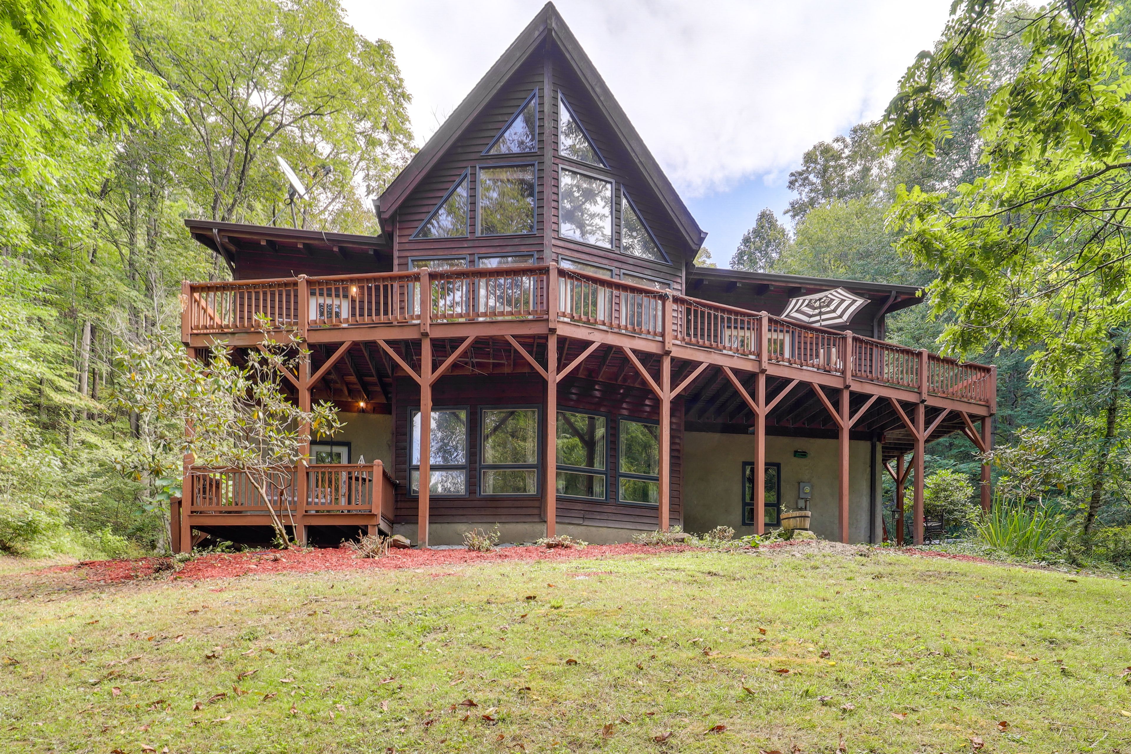 Exterior | 60 Acres | Deck | Grill | Dining Table | Fire Table