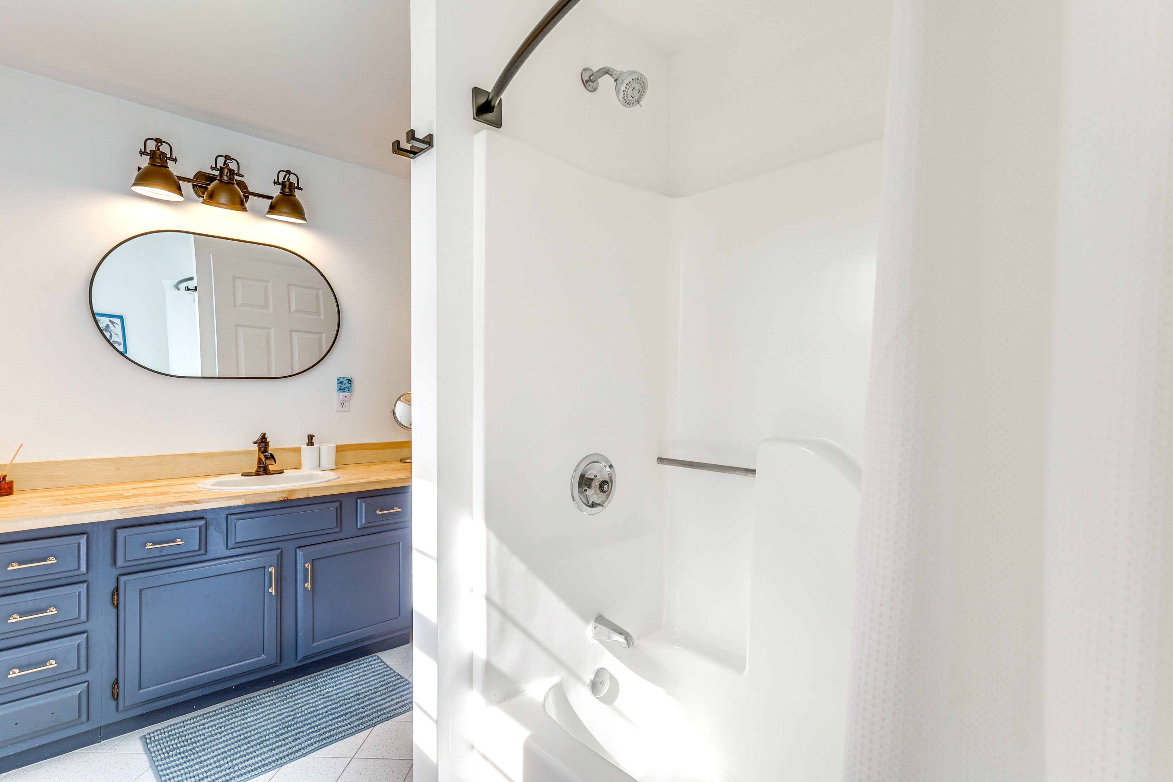 Full Bathroom | 2nd Floor | Complimentary Toiletries